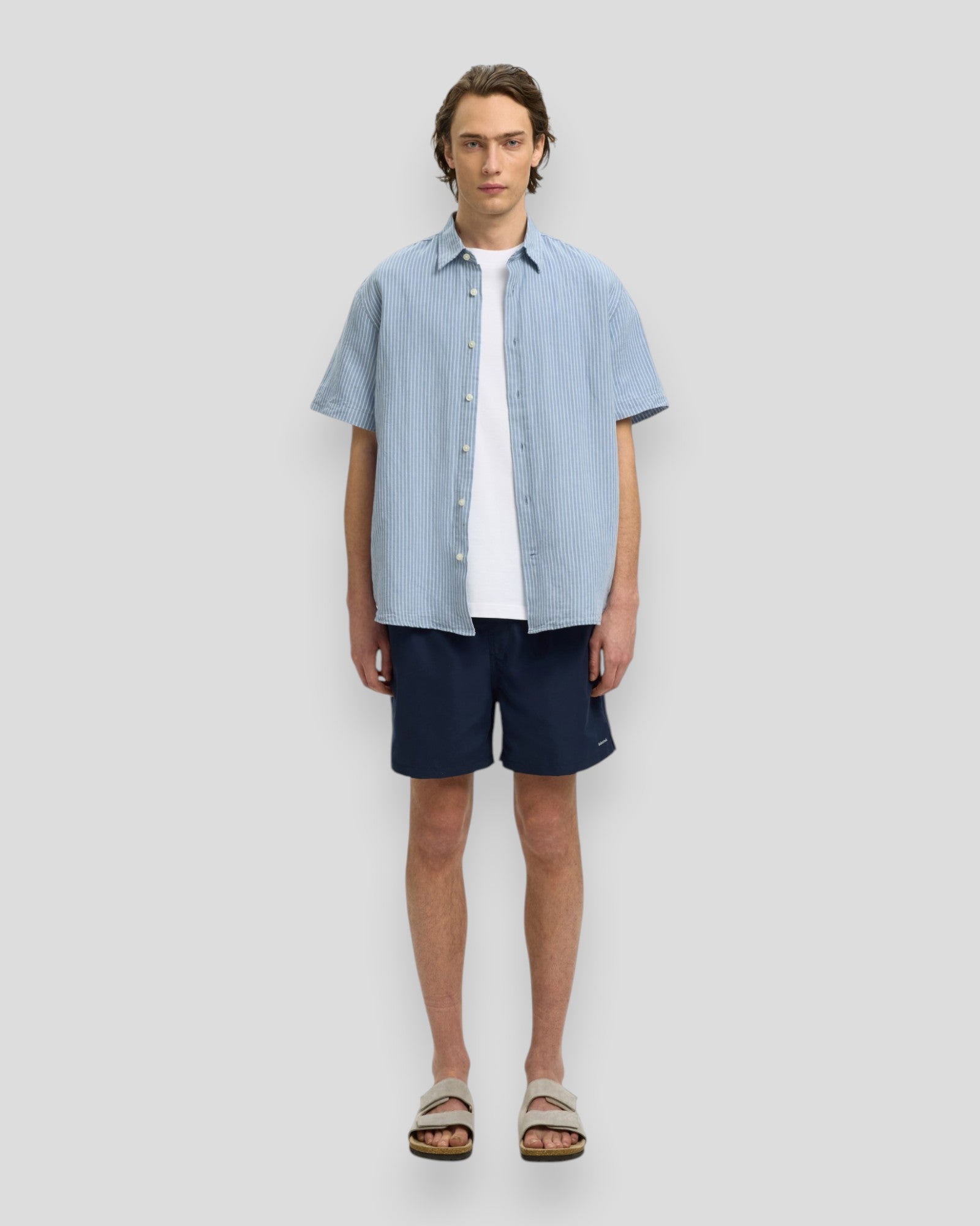 Mænds Regular Claus Clay Linen Blend skjorte i Dusty Blue striber med hvide detaljer, fra Selected.