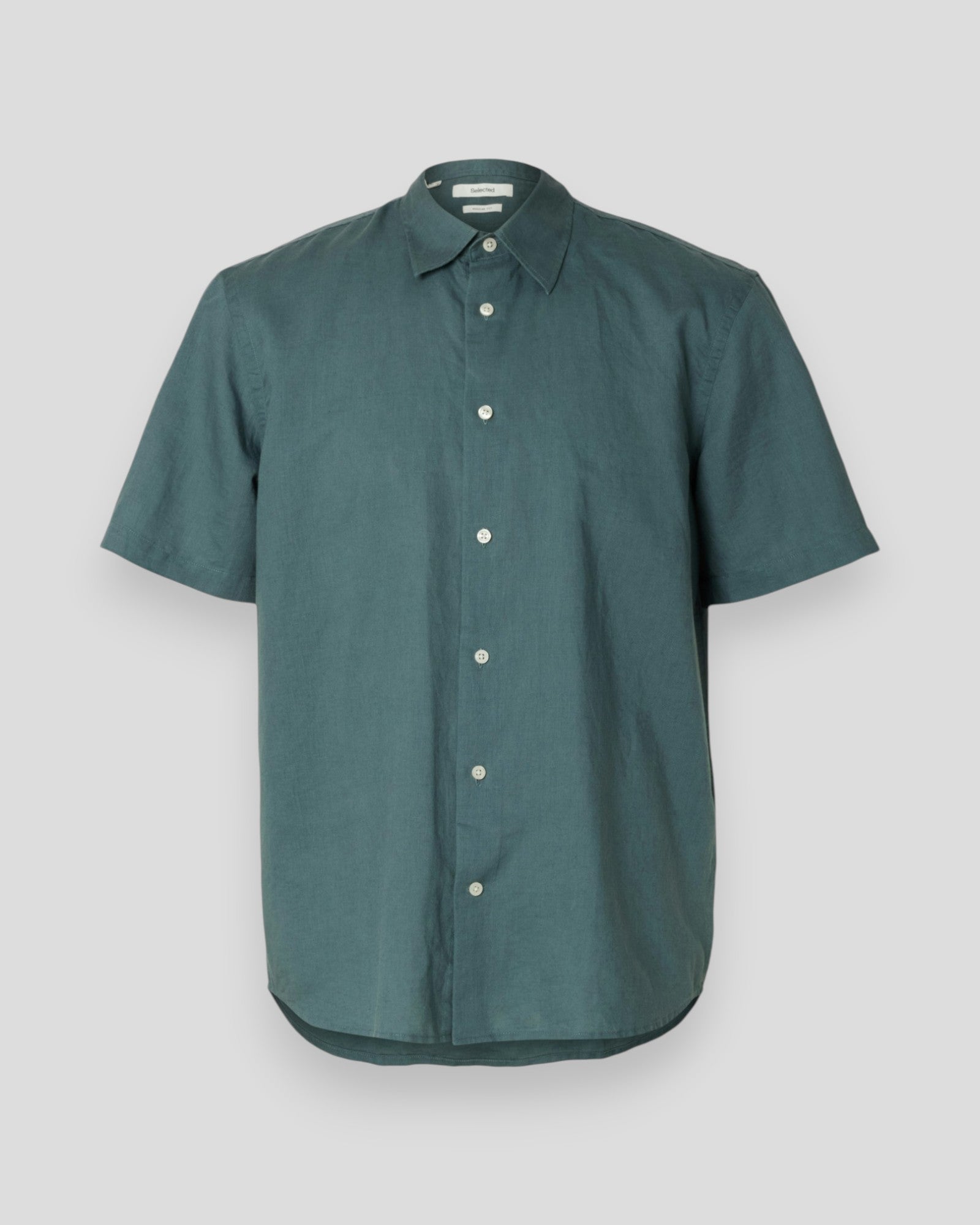 Selected Regular Claus Clay linen blend short-sleeve shirt in Balsam Green with a casual fit, shown on a model.