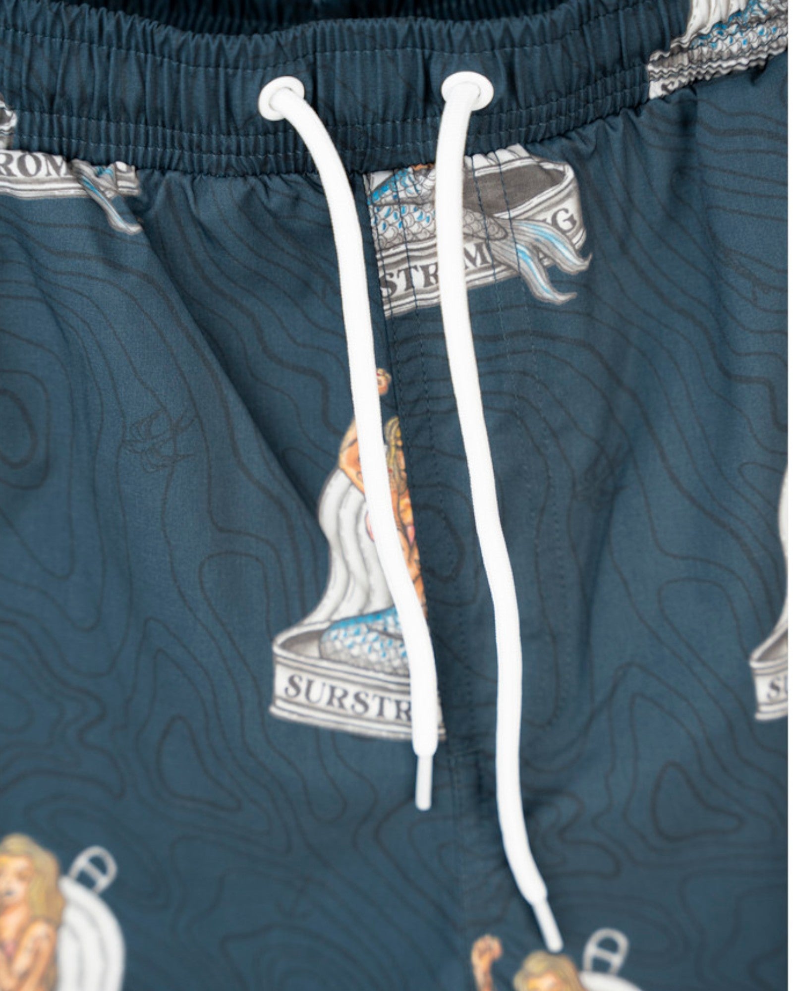 Lakor Save The Mermaids blå badshorts med havfrueprint, blødt stof og komfortabel pasform, perfekt til svømning og sommerbrug.