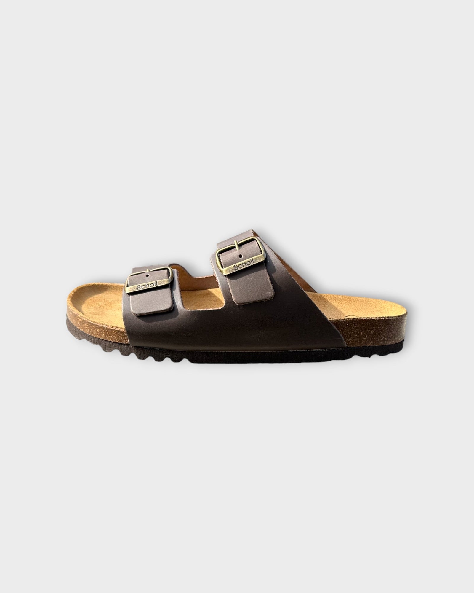 Scholl Sandaler Sl Julien Leather Coffee. Brune sandaler til mænd i ægte læder. Her set fra siden.