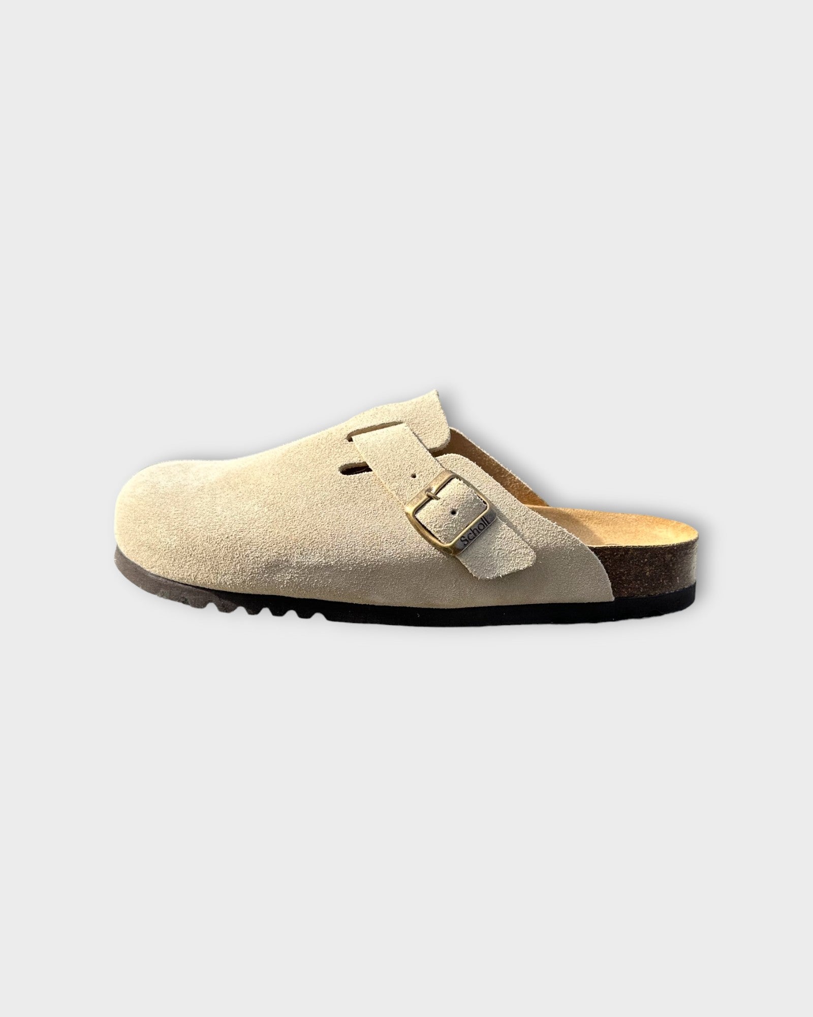 Olivier Flade Suede Mules Dark Beige fra Scholl. Lyse beige sandaler til mænd. Her set i closeup.
