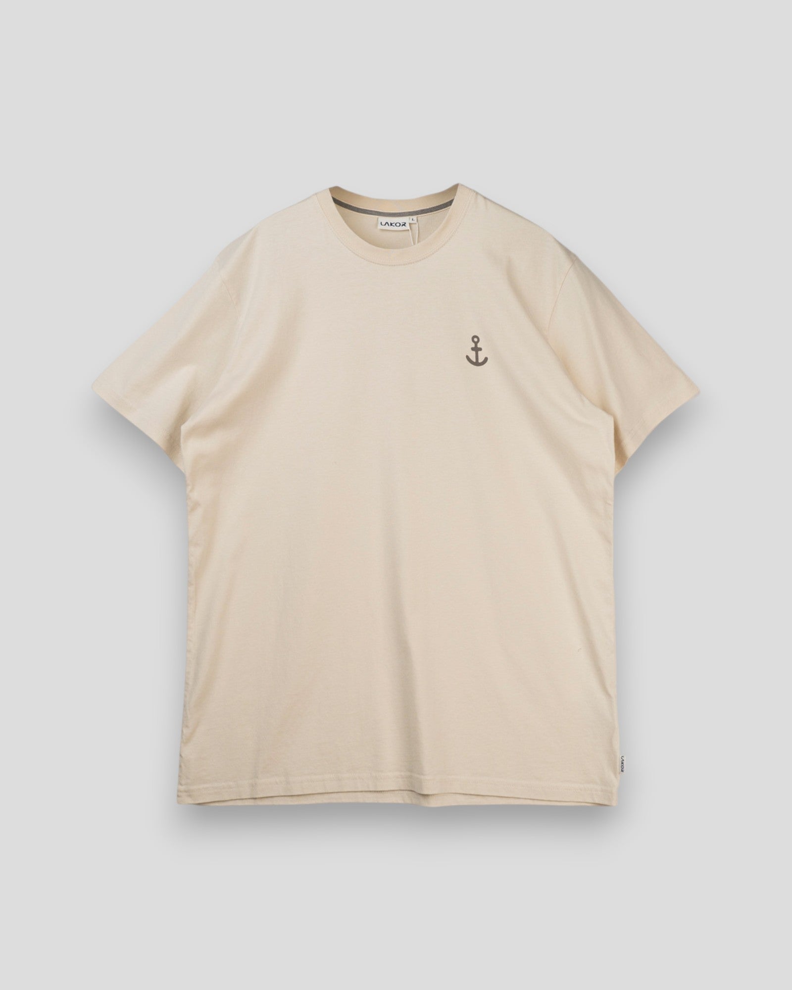 Lakor Seagull Squad T-shirt i regnvejr med frontmotiv, blød bomuld og afslappet pasform, perfekt til casual brug.