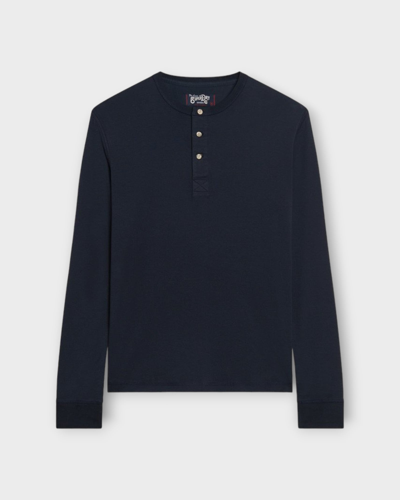 Merchant Jersey Grandad Top Eclipse Navy fra Superdry. Langærmet mørkeblå T-shirt med knaplukning ved halsen. Her set forfra.