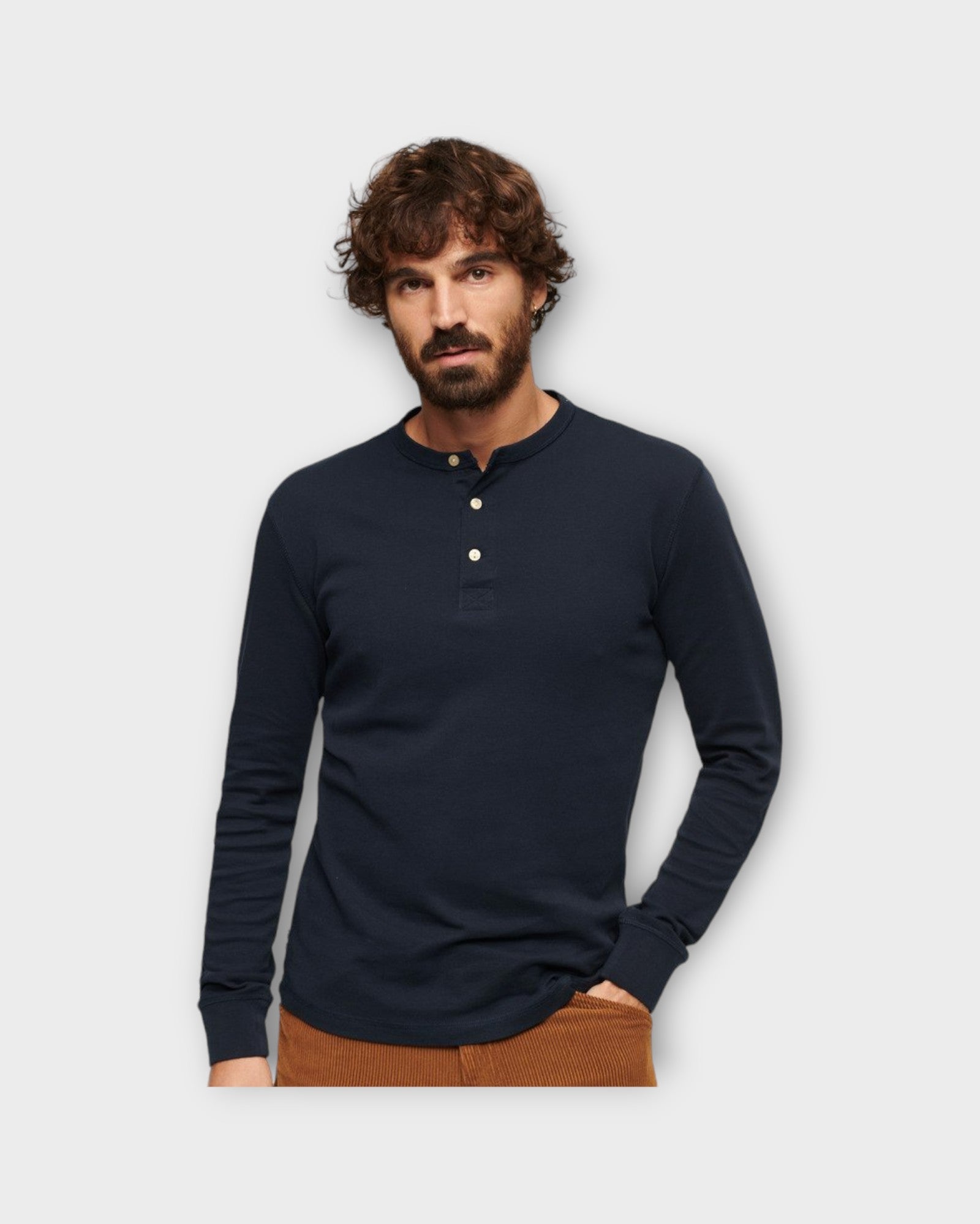 Merchant Jersey Grandad Top Eclipse Navy fra Superdry. Langærmet mørkeblå T-shirt med knaplukning ved halsen. Her set på model forfra.