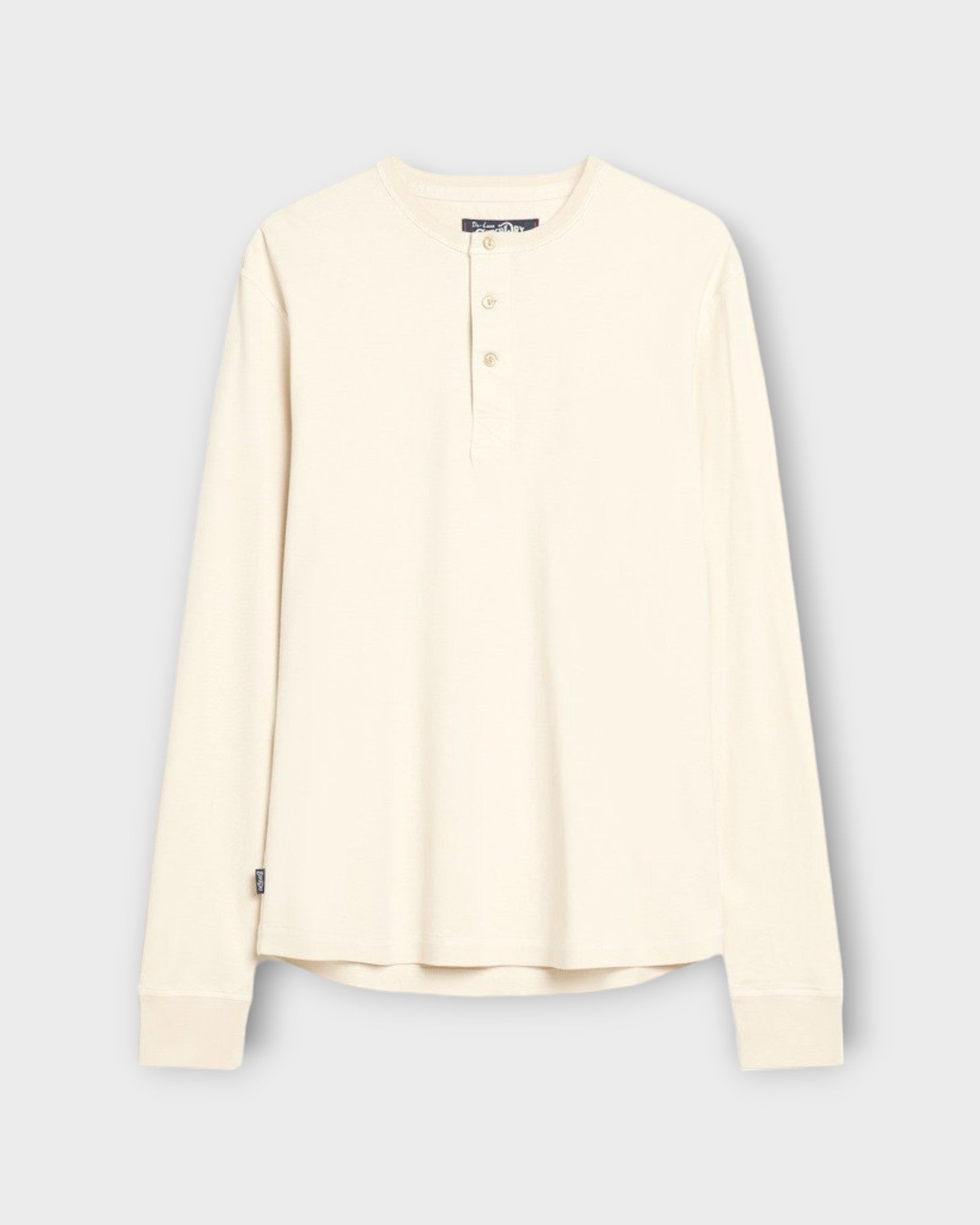 Merchant Jersey Grandad Top Oatmeal Beige fra Superdry. Sandfarvet lang ærmet T-shirt med knaplukning ved halsen. Her set forfra.