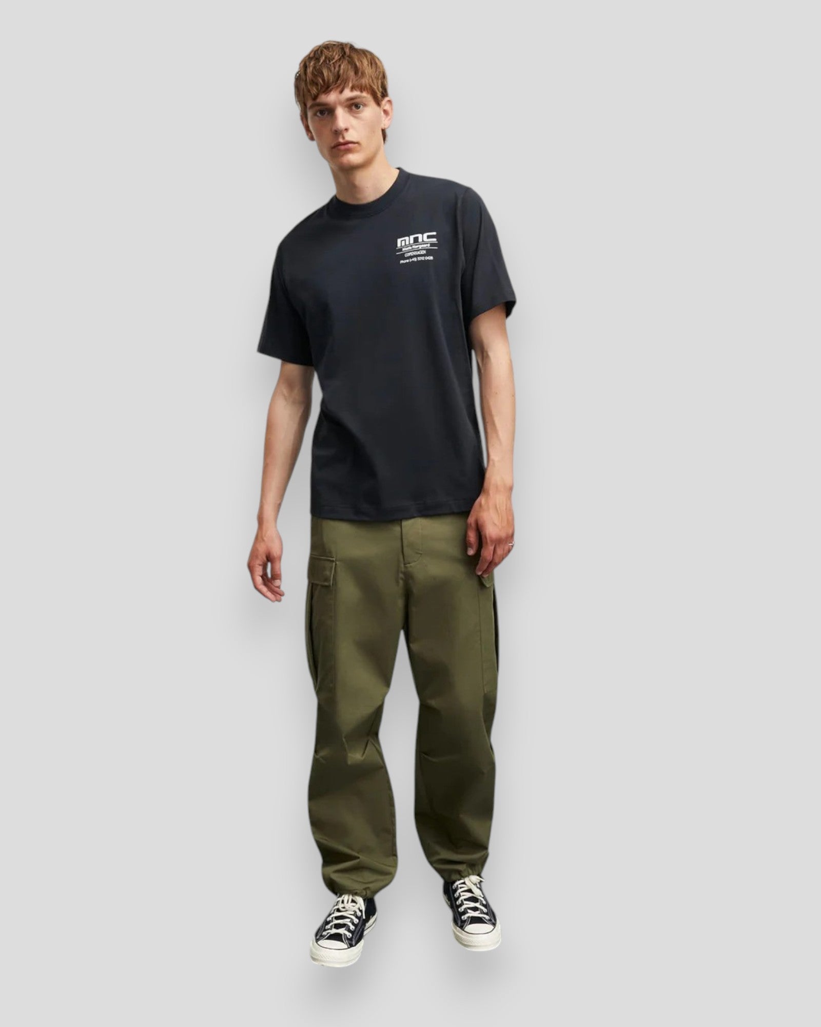 Mads Nørgaard Cotton Jersey Frode MNC Tee i Black – en tidløs sort t-shirt med et minimalistisk design, ideel til lag-på-lag styling.