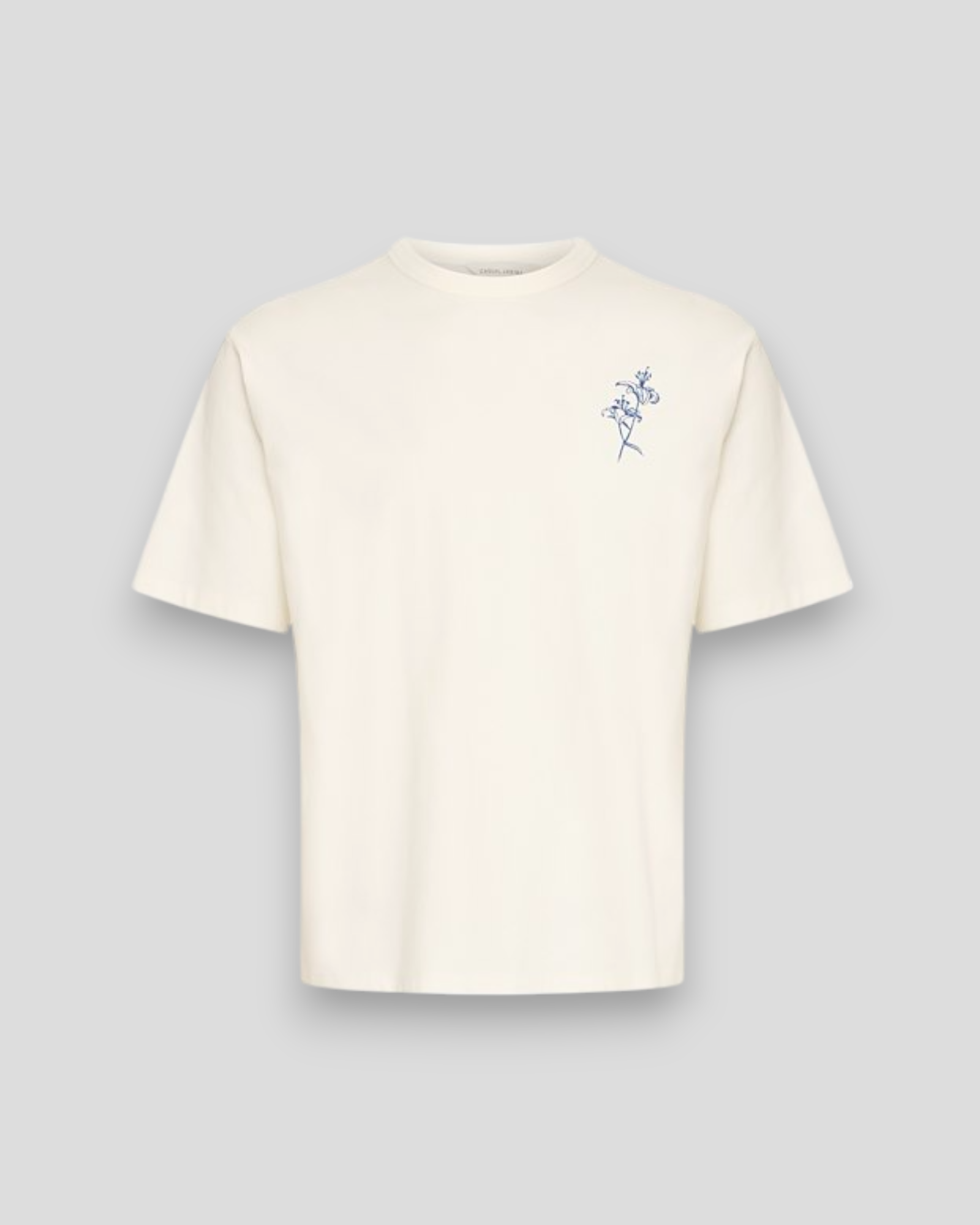 CASUAL FRIDAY Jaxson Backprint Tee i Cloud Dancer – stilfuld t-shirt med print, perfekt til afslappet sommerlook.