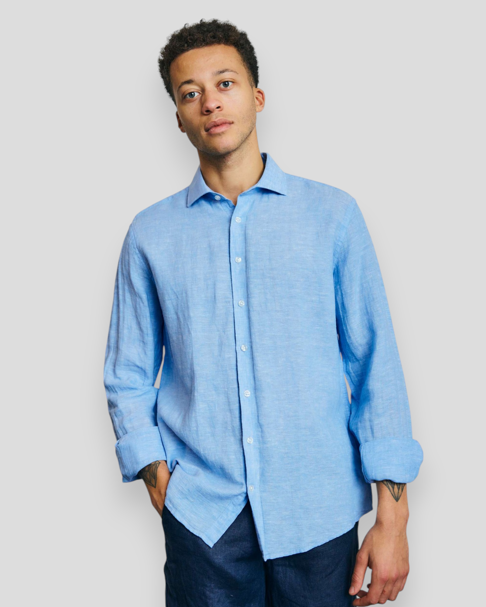Antonelli Casual Modern Fit hørskjorte fra Bruun & Stengade i lyseblå – komfortabel og stilfuld, ideel til varme dage.