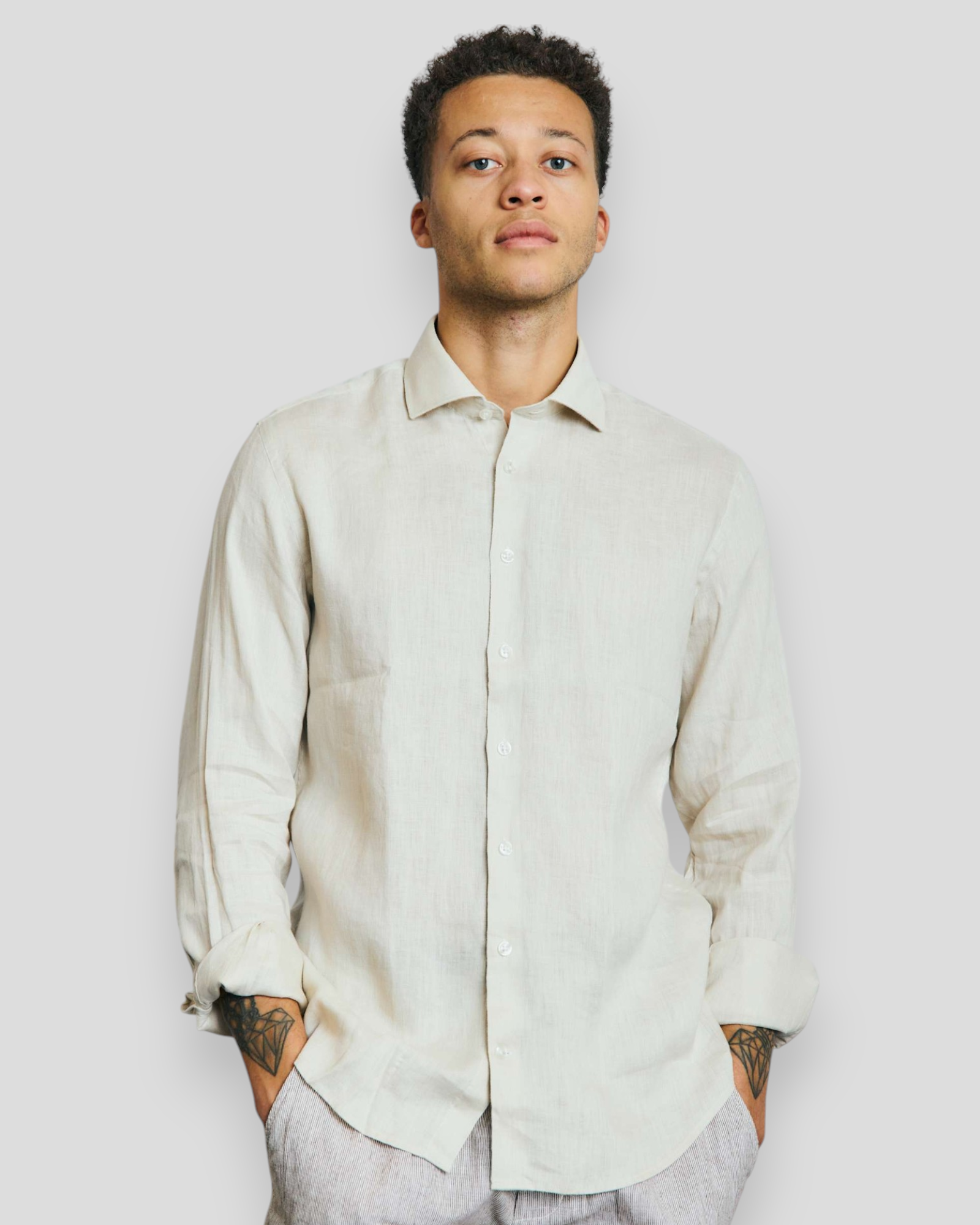 Antonelli Casual Modern Fit hørskjorte fra Bruun & Stengade i sand – komfortabel og stilfuld, perfekt til varme dage.
