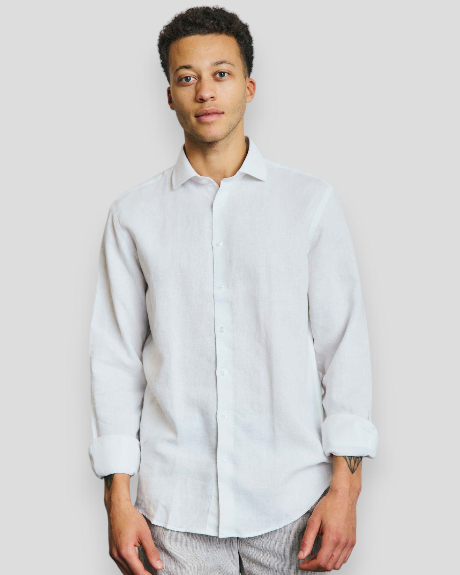 Antonelli Casual Modern Fit hørskjorte fra Bruun & Stengade i hvid – komfortabel og stilfuld, ideel til varme dage.