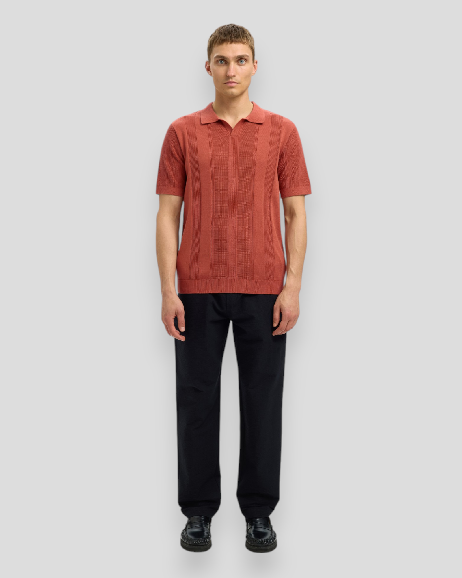 Channing SS Knit Structure Open Polo fra SELECTED HOMME i Etruscan Red – let og åndbar polo, ideel til afslappet stil.