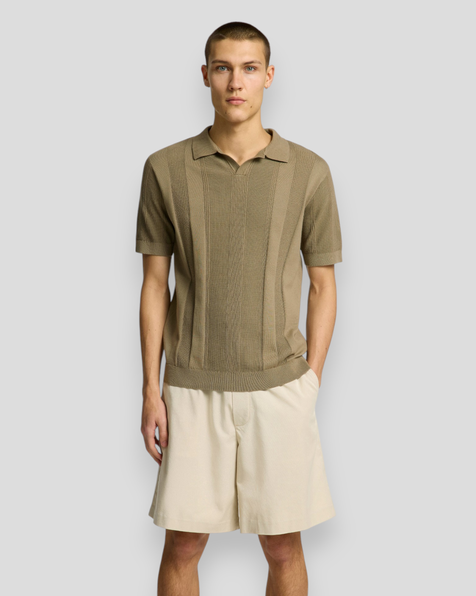 Channing SS Knit Structure Open Polo fra SELECTED HOMME i Vetiver – let og åndbar polo med åben krave, ideel til afslappet stil.