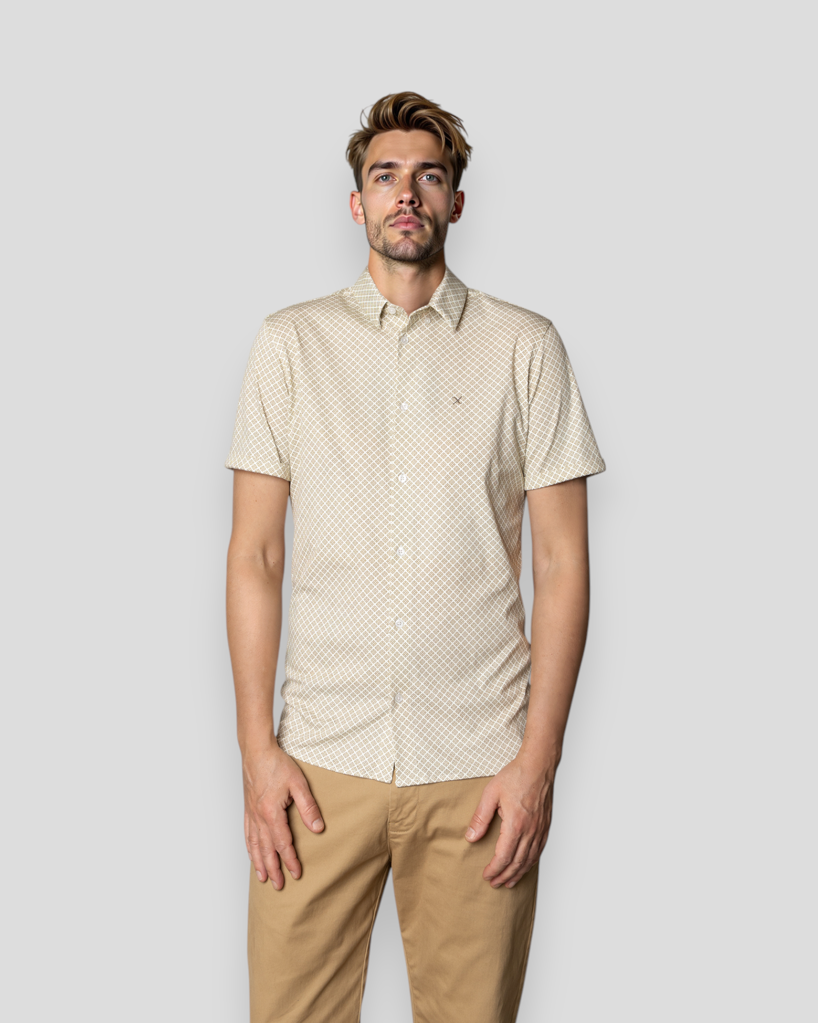 Clean Cut Copenhagen Clean Formal AOP Stretch Shirt SS i Ecru – kortærmet skjorte i ecru, ideel til både formelle og afslappede anledninger.