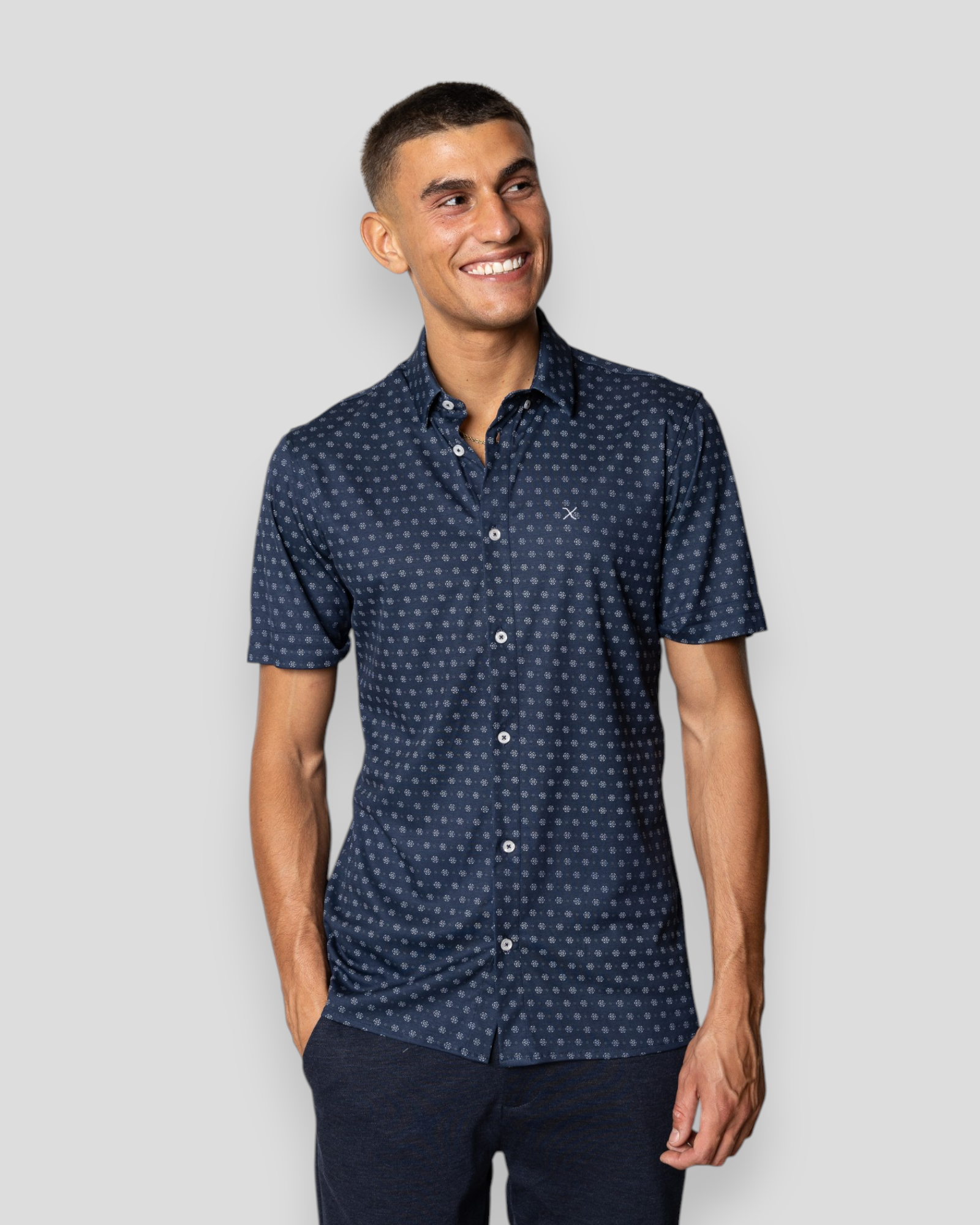 Clean Cut Copenhagen Clean Formal AOP Stretch Shirt SS i Navy – kortærmet skjorte i navy, perfekt til både formelle og afslappede anledninger.