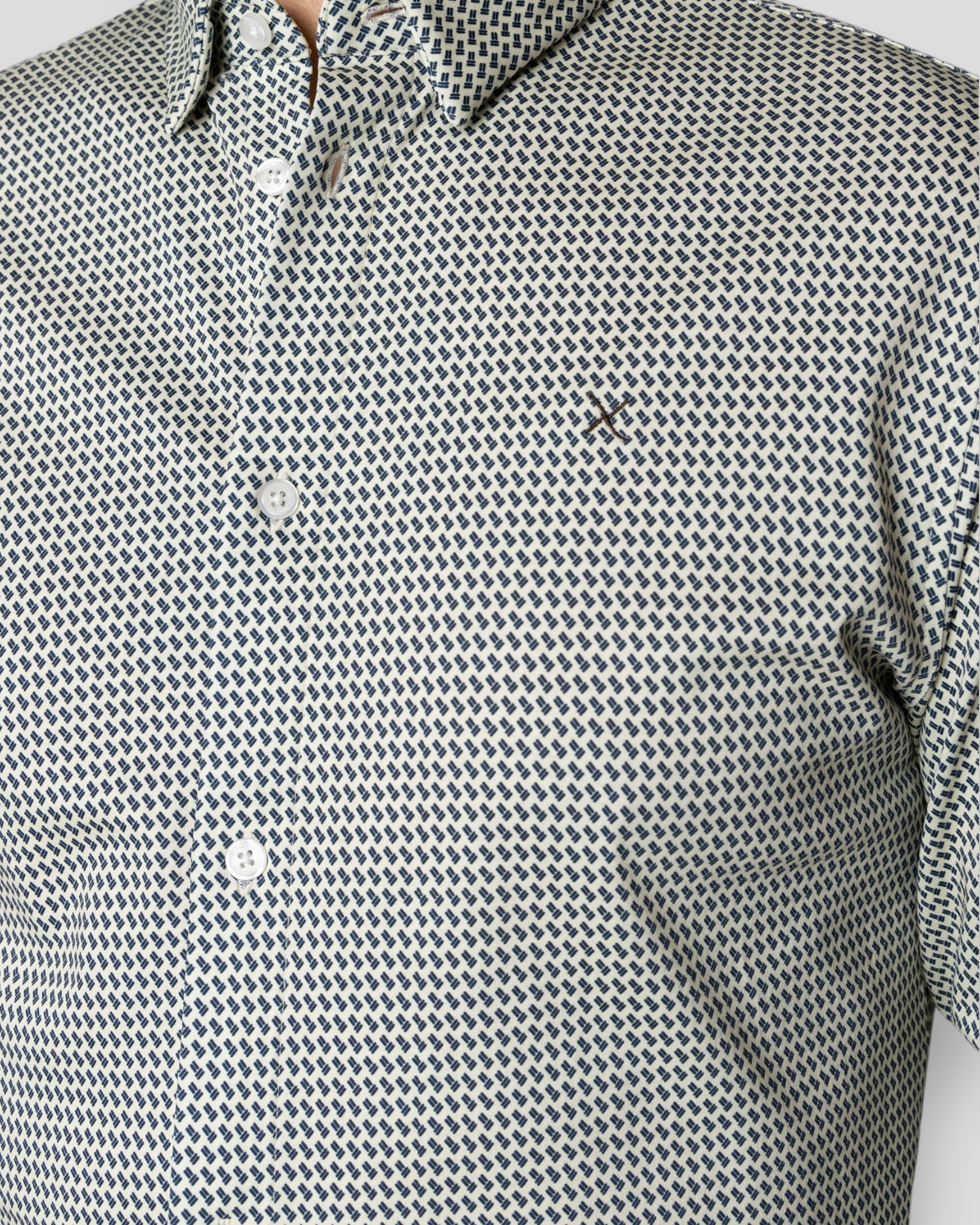 Clean Cut Copenhagen Clean Formal AOP Stretch Shirt i White – elegant og moderne skjorte, ideel til formelle og semi-formelle outfits.