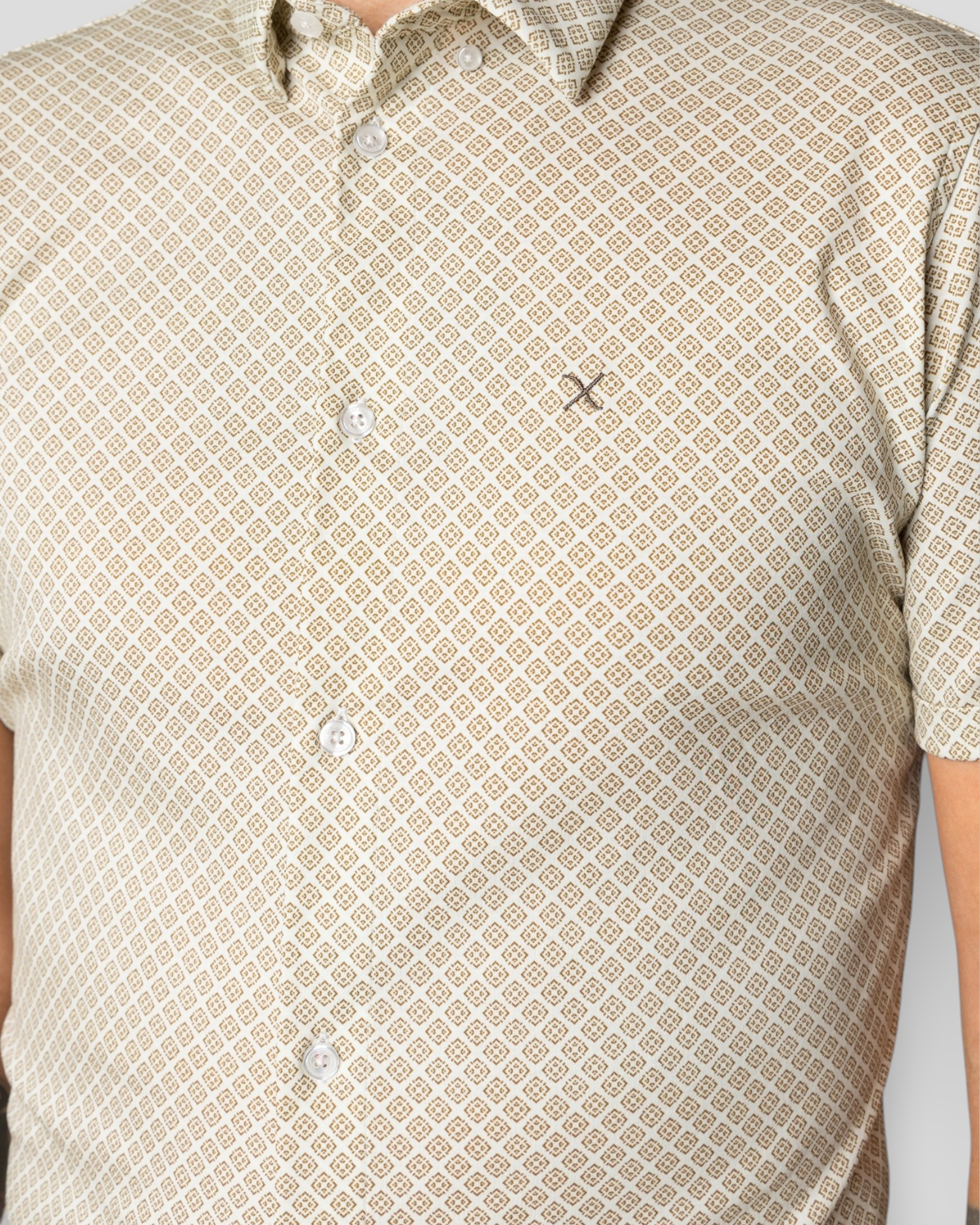 Clean Cut Copenhagen Clean Formal AOP Stretch Shirt SS i Ecru – klassisk kortærmet skjorte i ecru, perfekt til både arbejds- og festoutfits.