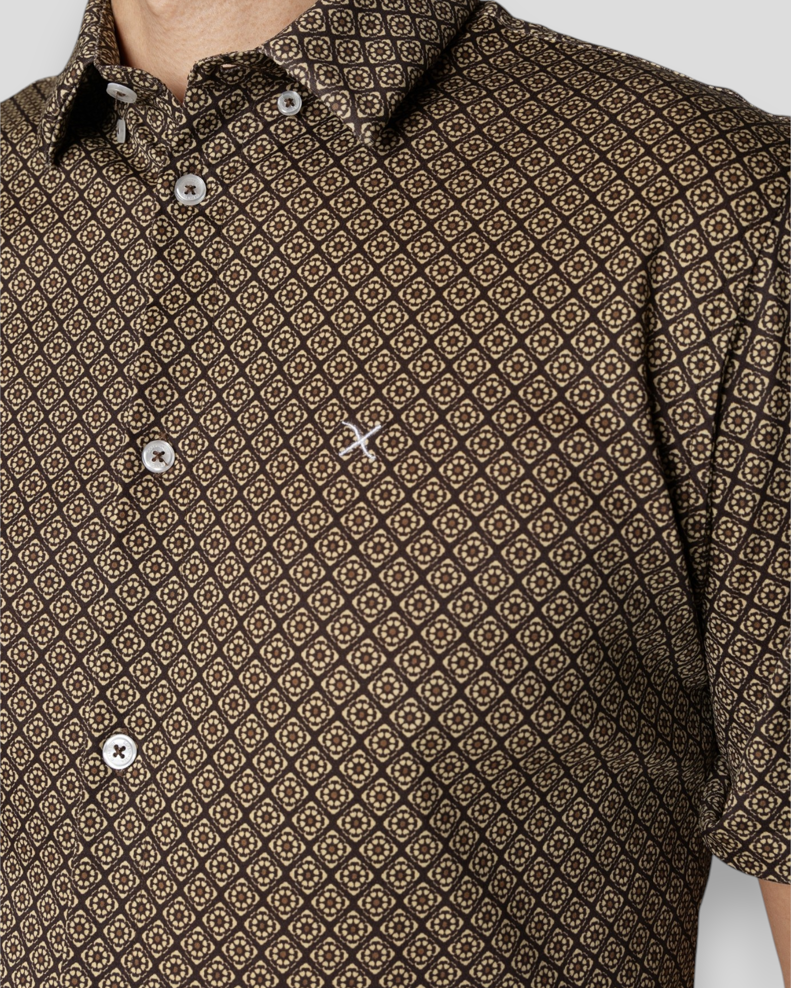 Clean Cut Copenhagen Clean Formal AOP Stretch Shirt SS – kortærmet skjorte i brun, giver et sofistikeret look til både hverdag og fest.