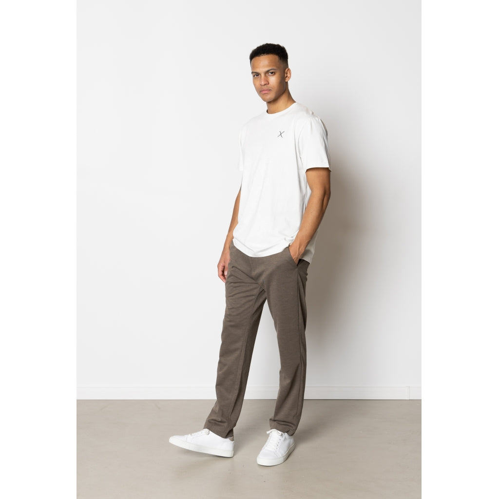 Clean Cut Copenhagen Cross Logo Organic Tee i White – en klassisk hvid t-shirt i 100% økologisk bomuld med diskret logo på brystet. Blød, åndbar og perfekt til både casual og stilrene outfits.