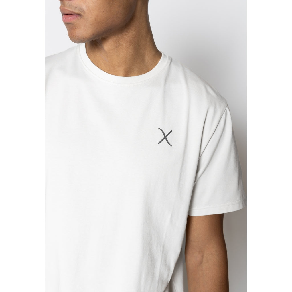 Clean Cut Copenhagen Cross Logo Organic Tee i White – en klassisk hvid t-shirt i 100% økologisk bomuld med diskret logo på brystet. Blød, åndbar og perfekt til både casual og stilrene outfits.