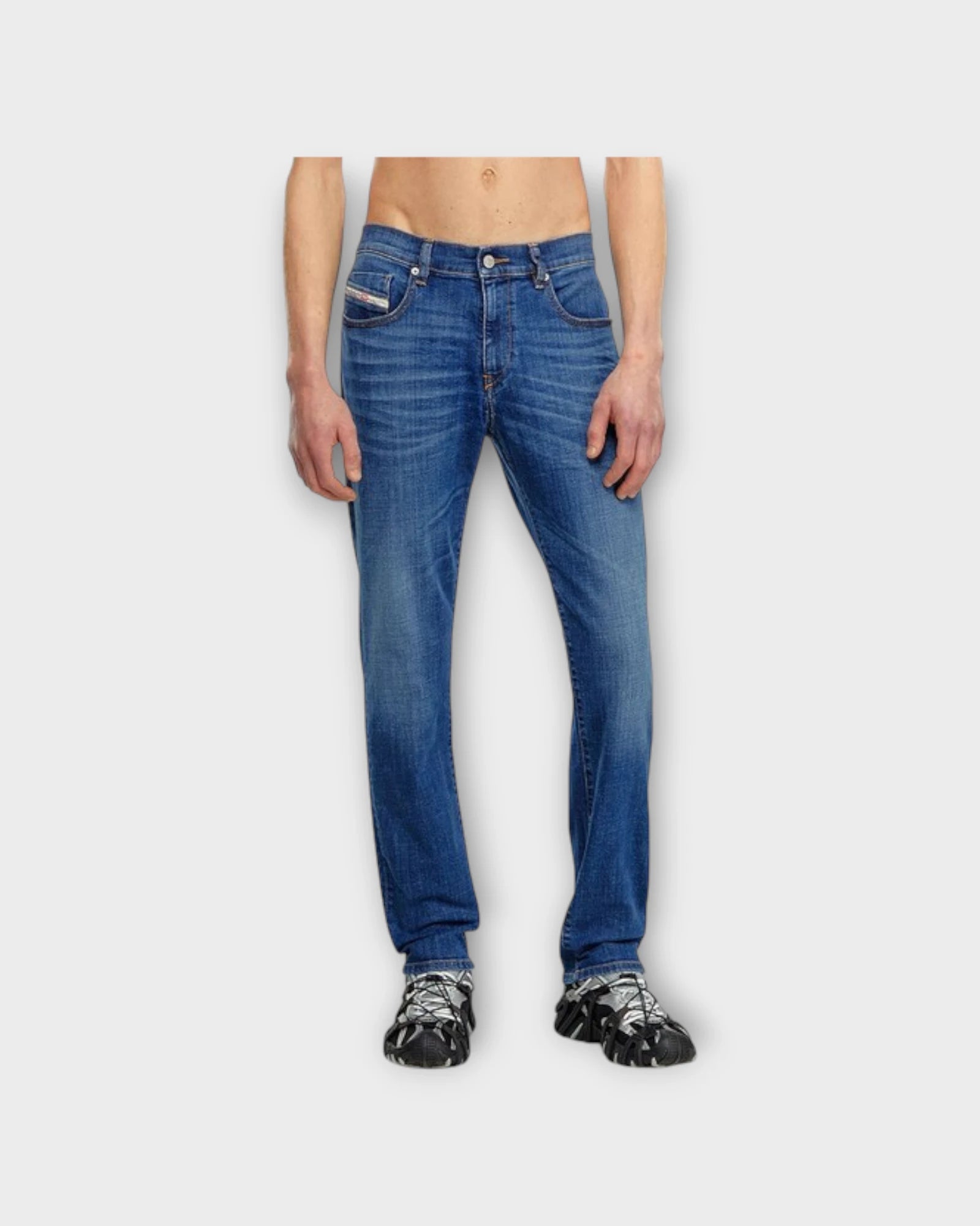 D-Strukt Light Blue Denim A03562 - Forvasket Blå Diesel Jeans til Herre. Her set i closeup forfra.