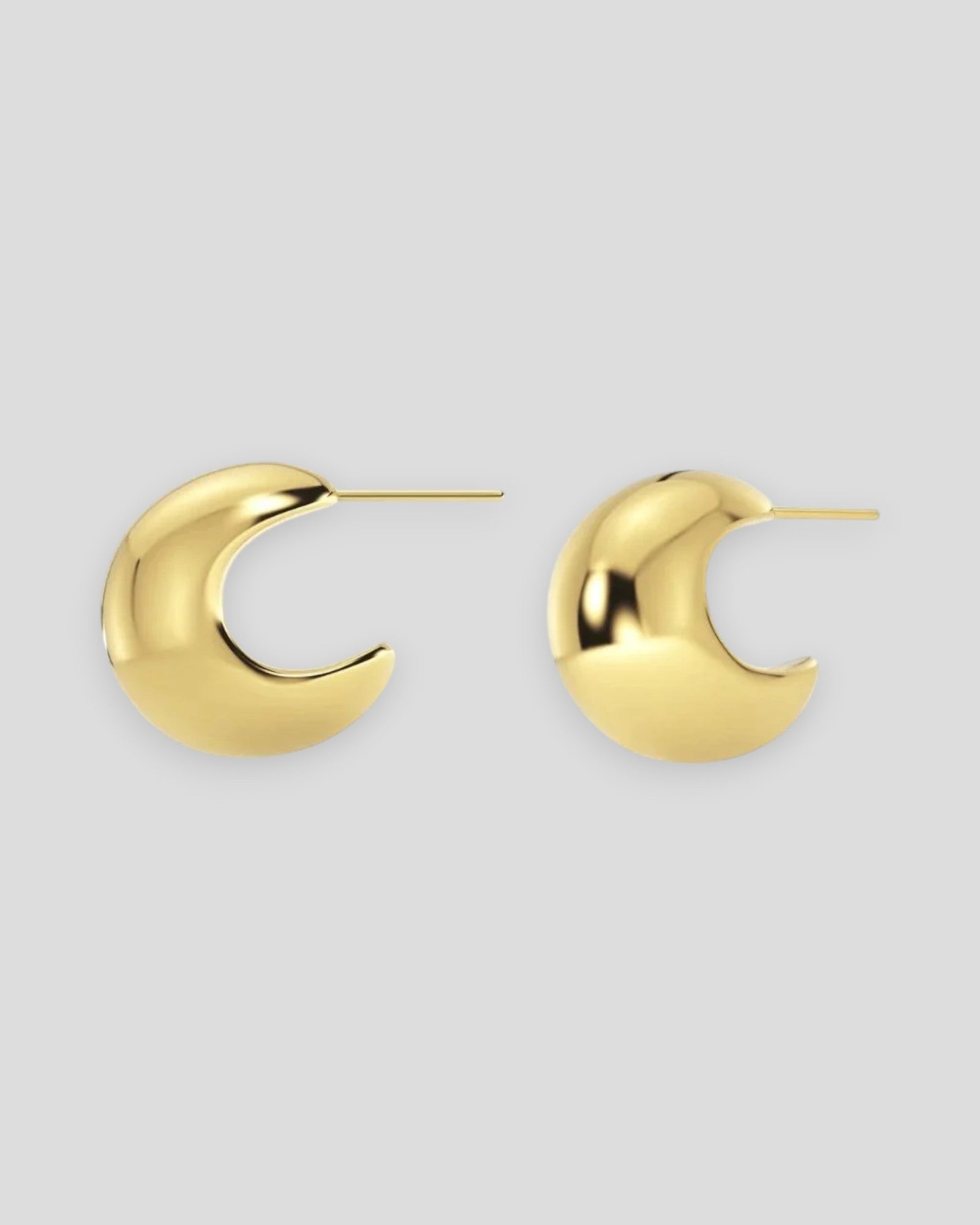Danish: Kvindesølvøreringe Edblad Bold Creoles Small i guld med rund form og let design, vist i nærbillede.