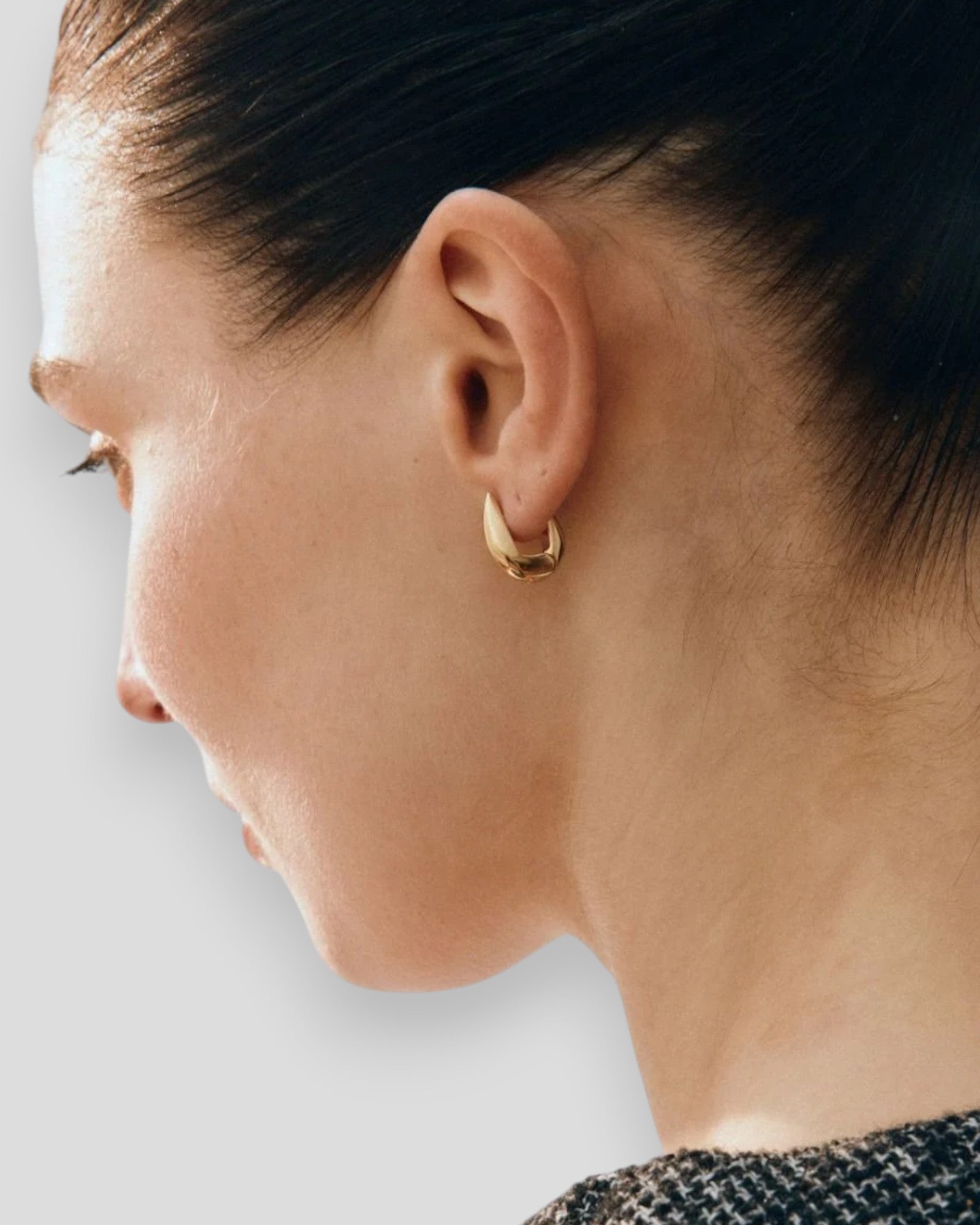Dame øreringe Crest Hoops Small i guld fra Edblad, små hoop-øreringe med elegant design og glansfuld finish