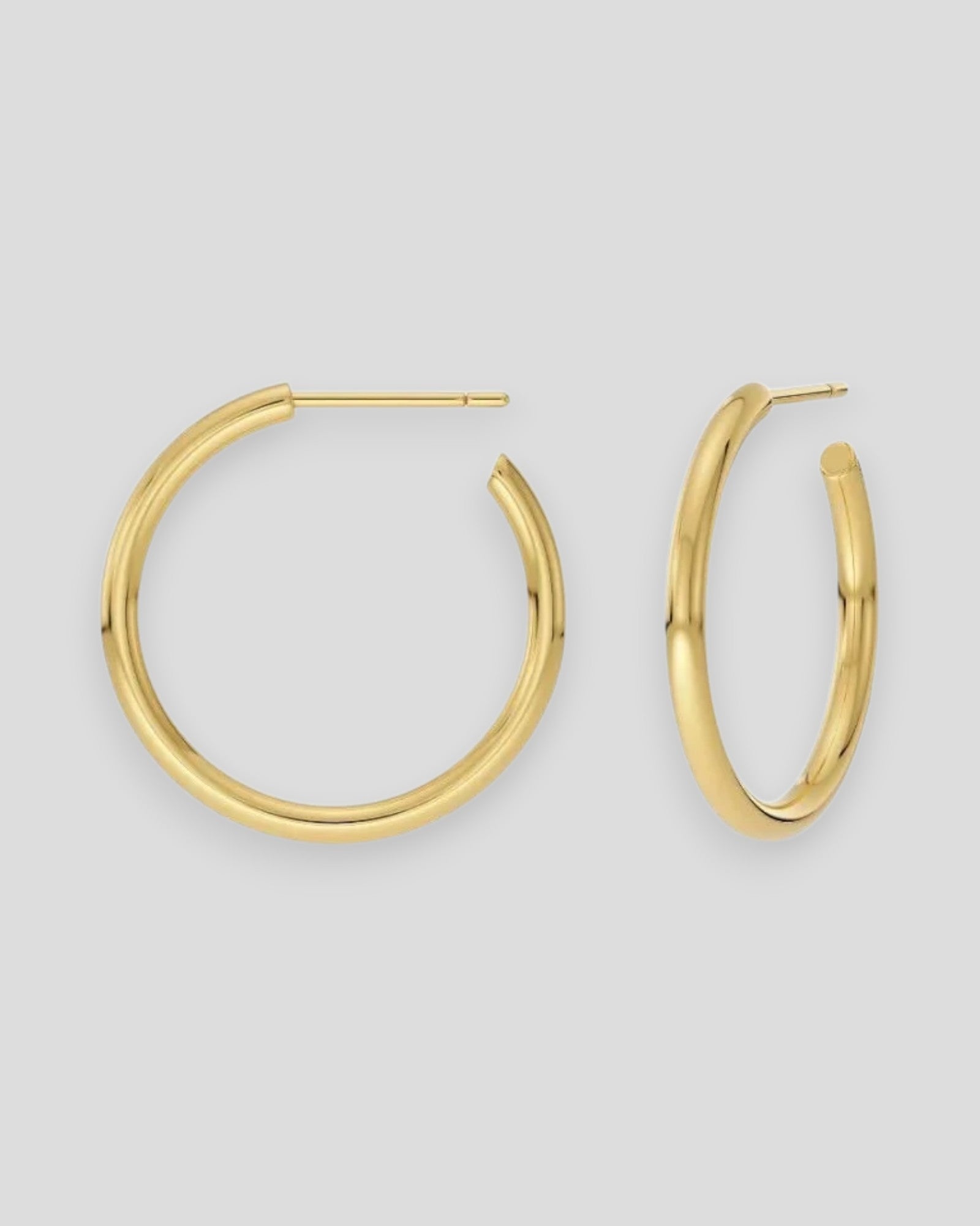 Guldøreringe til damer, medium hoops fra Edblad, elegant smykke til kvinder, synlige i billedet