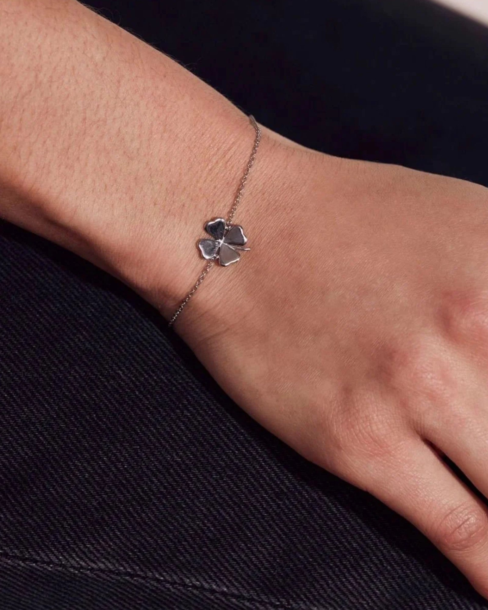 Sølv Lucky Armbånd til kvinder fra Edblad Dame, elegant smykke med heldsymboler og rustfrit stål.