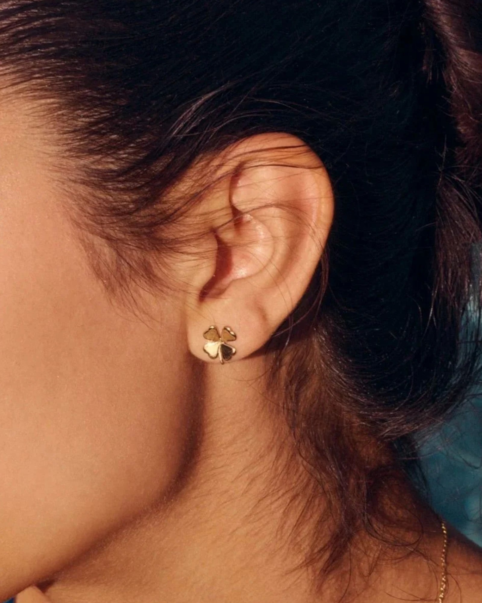 Guld Lucky Studs dameringe til kvinder fra Edblad Dame, små elegante øreringe i guld med heldig symboldesign