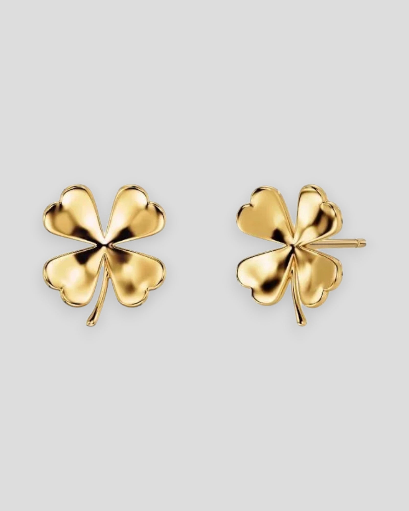 Guld Lucky Studs dame øreringe fra Edblad med små elegante perler og en simpel, stilfuld design.