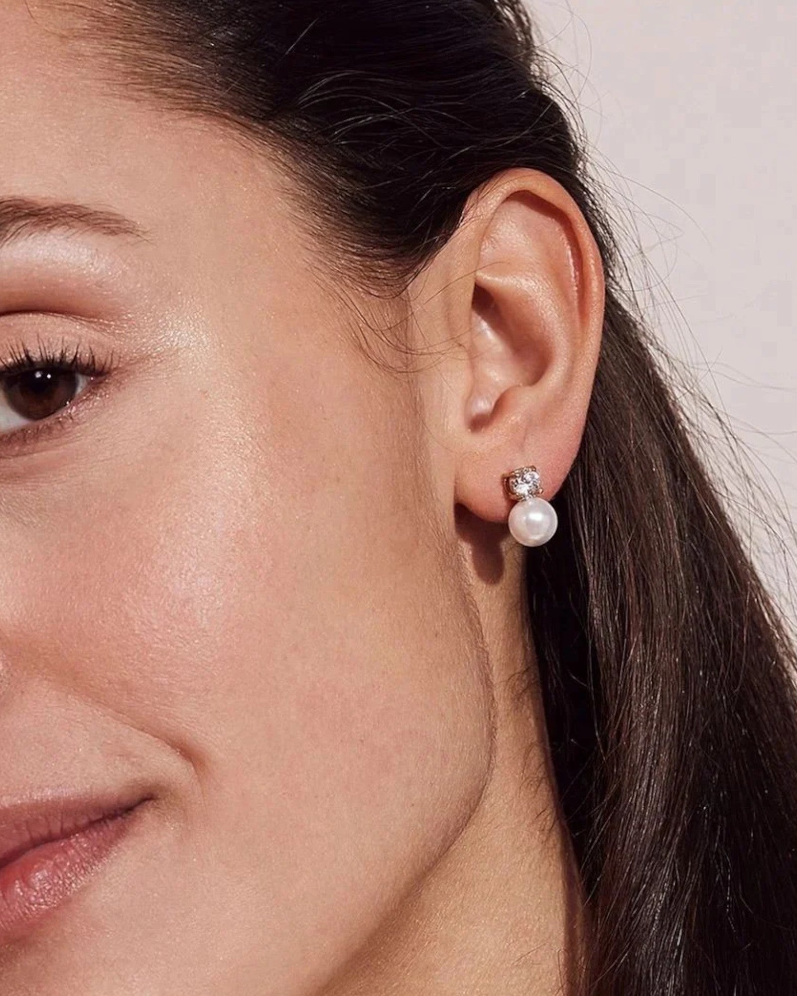 Guld Luna Studs store ørestikker til kvinder, elegant og enkel design fra Edblad Dame.