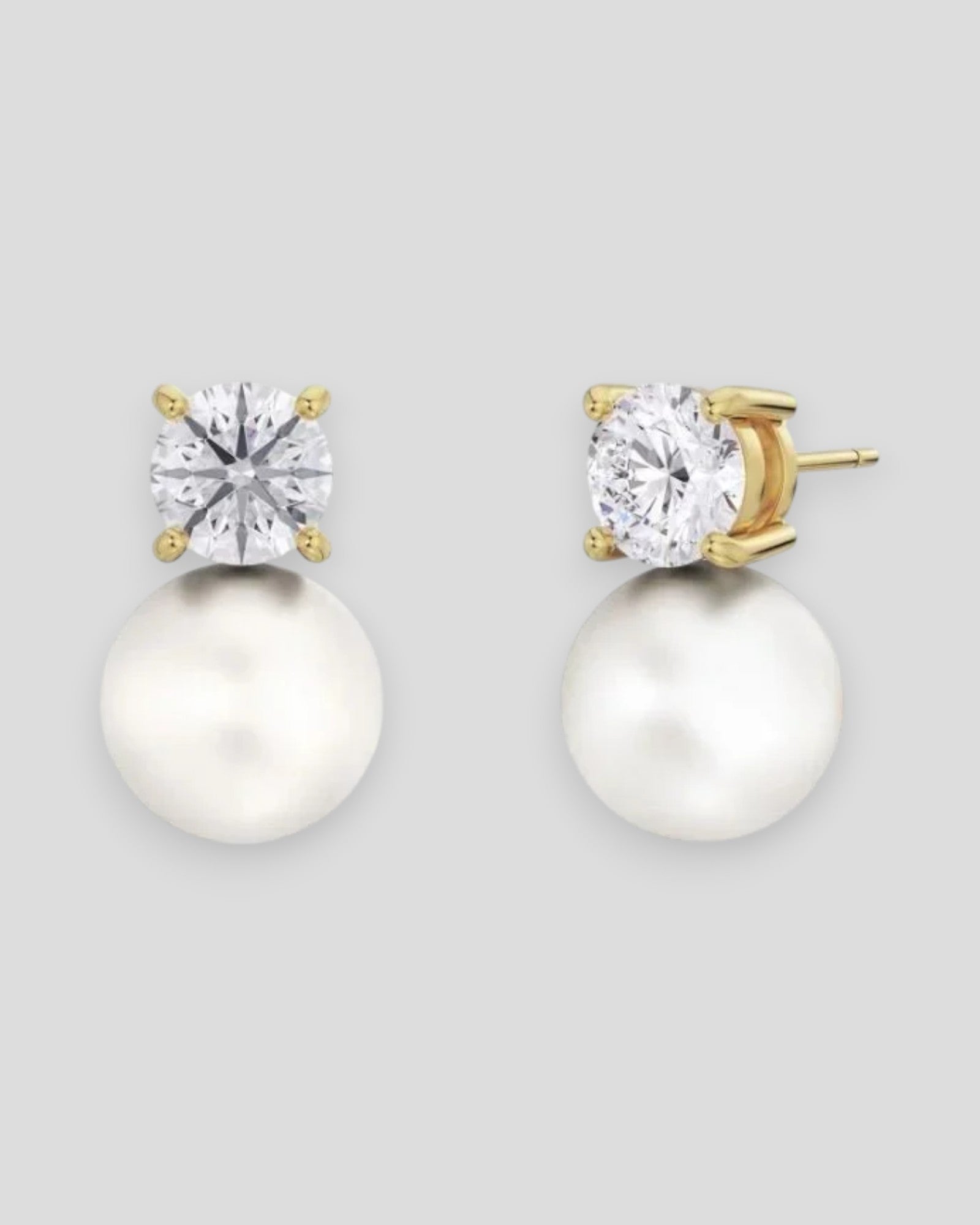 Store ørestikker i guldfarvet metal, store Luna Studs fra Edblad Dame, elegante og moderne damesmykker