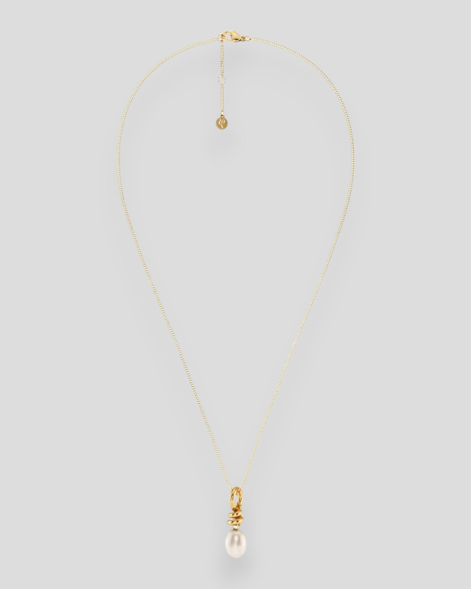 Dames halskæde fra Edblad med lille perle og gyldent drejeled i rustfrit stål, elegant og modern accessories.