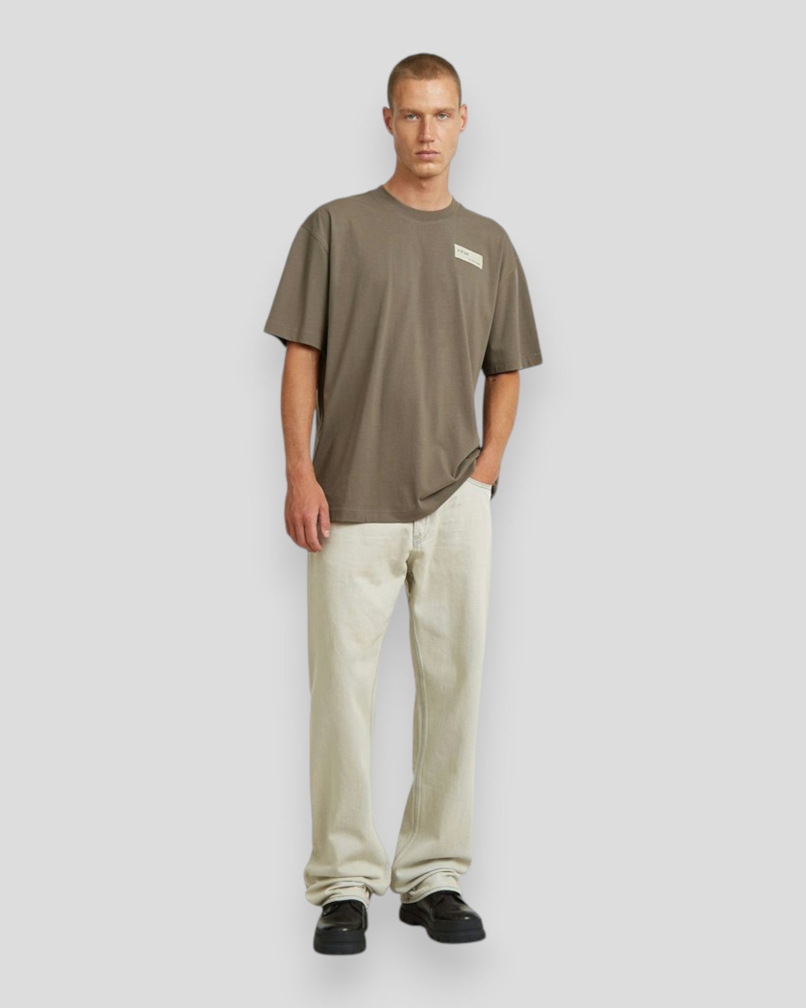 G-STAR RAW HB Badge Relaxed R Tee i turffarve, afslappet t-shirt med logo og komfortabel pasform, synlig på billedet