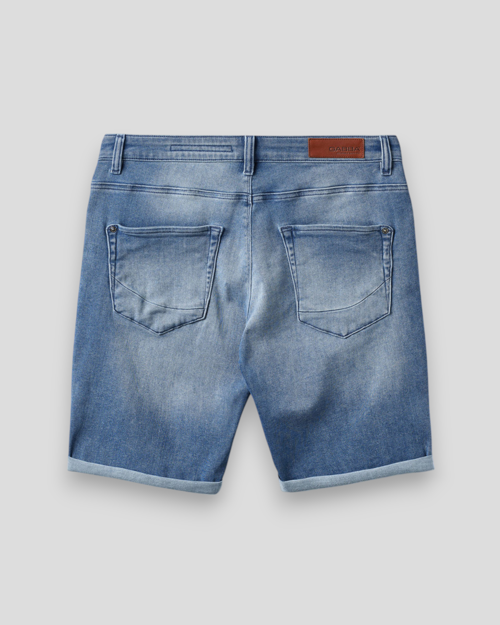 Lette og moderne GABBA denim shorts – Jason SANZA i lys blå, perfekt til varme dage og afslappede outfits.