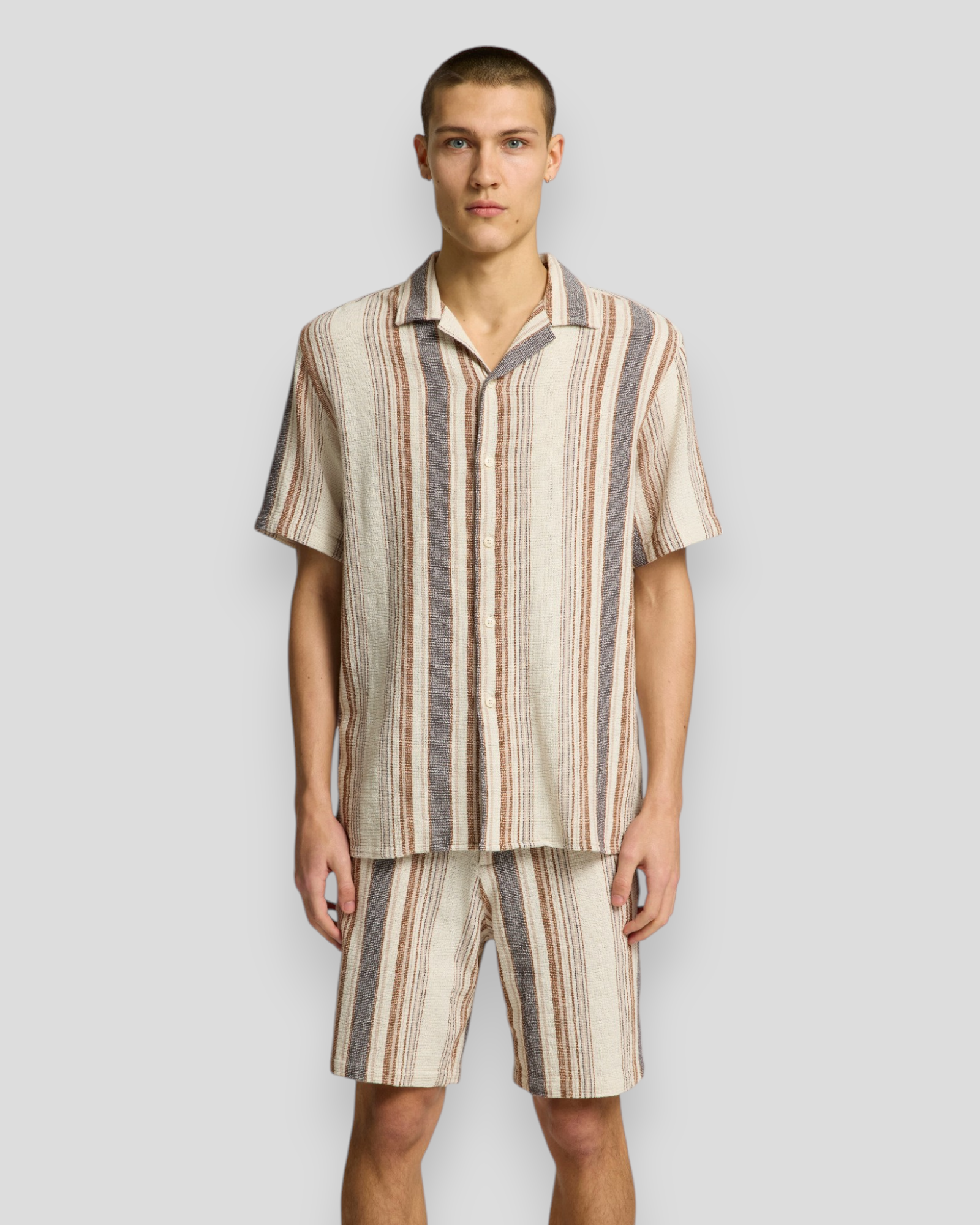 Stribet herreskjorte fra SELECTED HOMME – Relax-Sal SS i luftig pasform, perfekt til ferie og casual outfits.