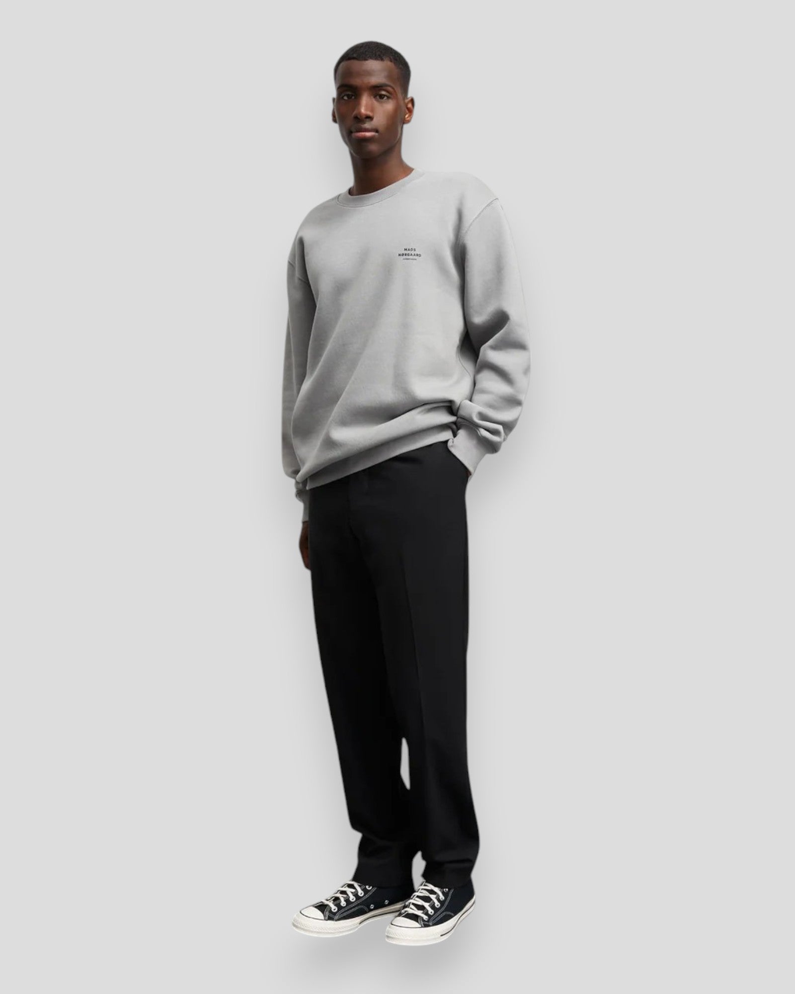 Mads Nørgaard Crew Logo Sweat i Moon Mist – en moderne og stilfuld sweatshirt i en lys Moon Mist farve, ideel til afslappede outfits med et diskret logo.