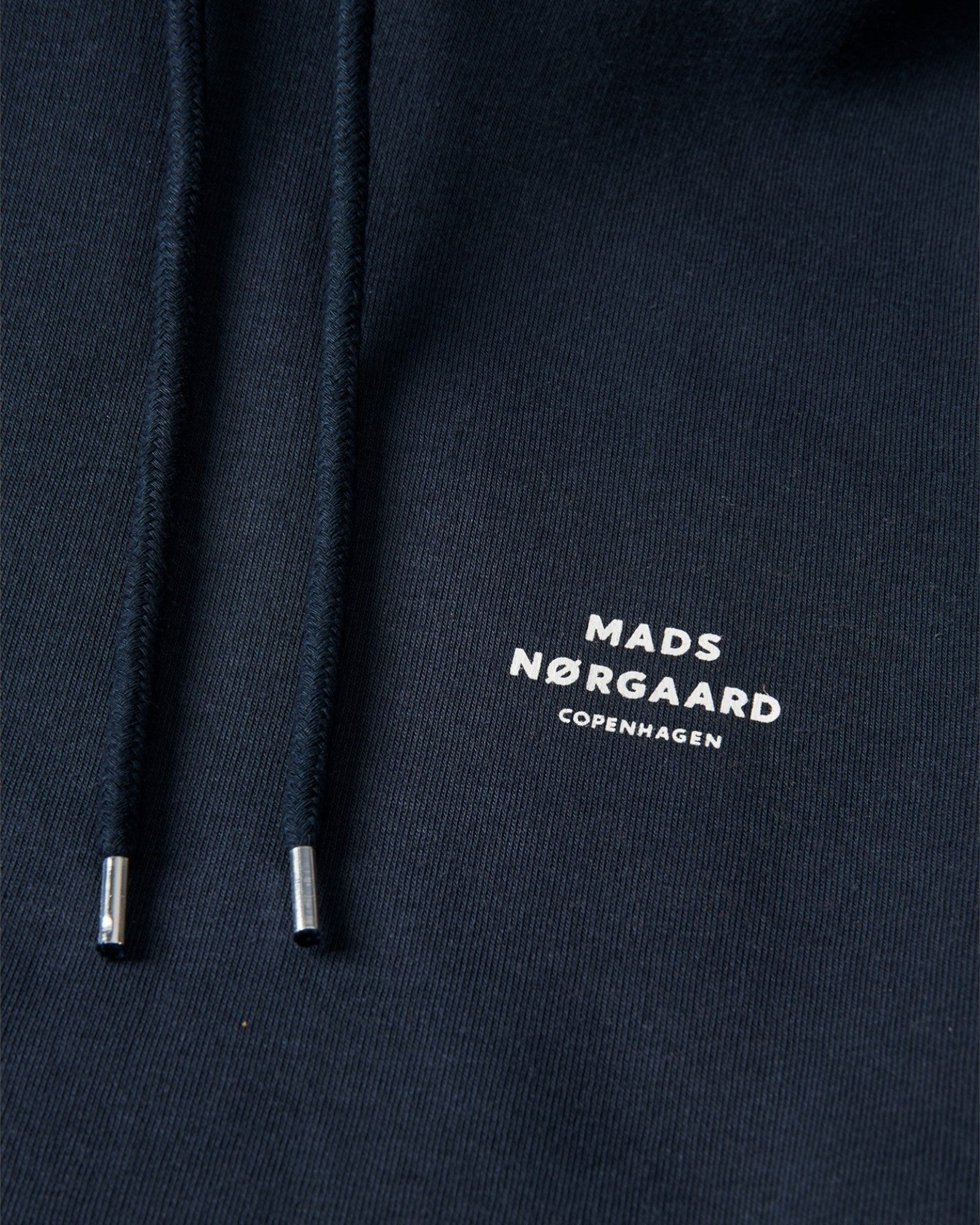 Mads Nørgaard Hoodie Logo Sweat i Parisian Night – en elegant hoodie i en mørk, sofistikeret Parisian Night farve, med logo-detalje for et cool look