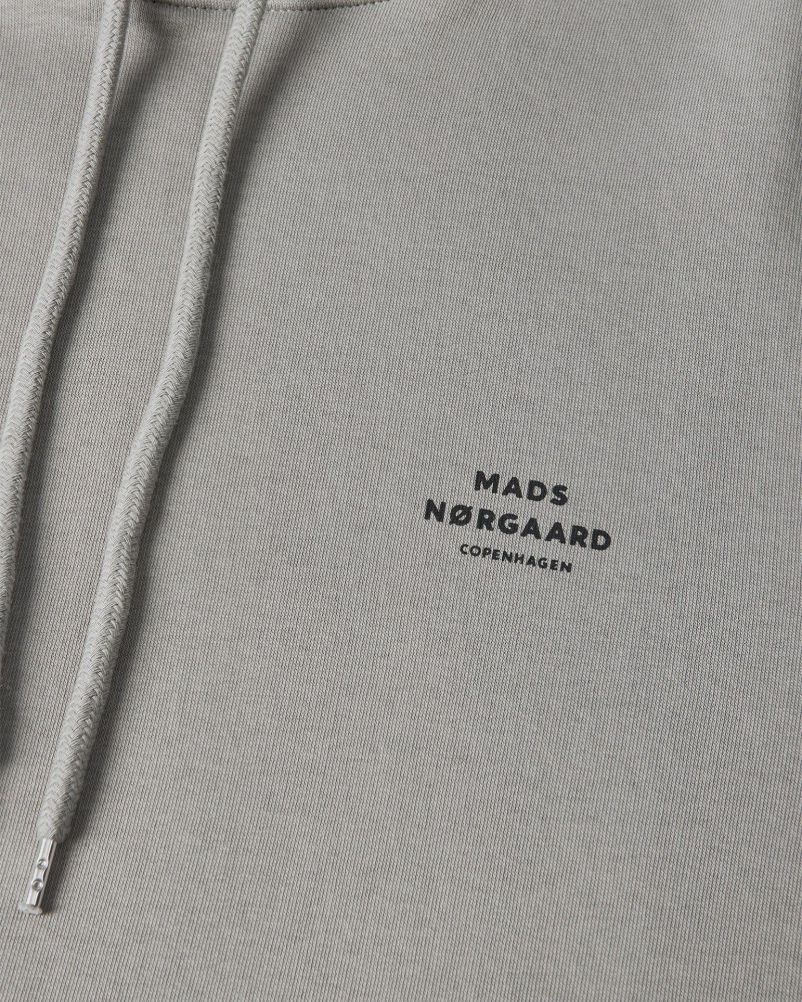Mads Nørgaard Hoodie Logo Sweat i Moon Mist – en blød og stilfuld hoodie i Moon Mist farve, med diskret logo og perfekt til afslappede outfits.