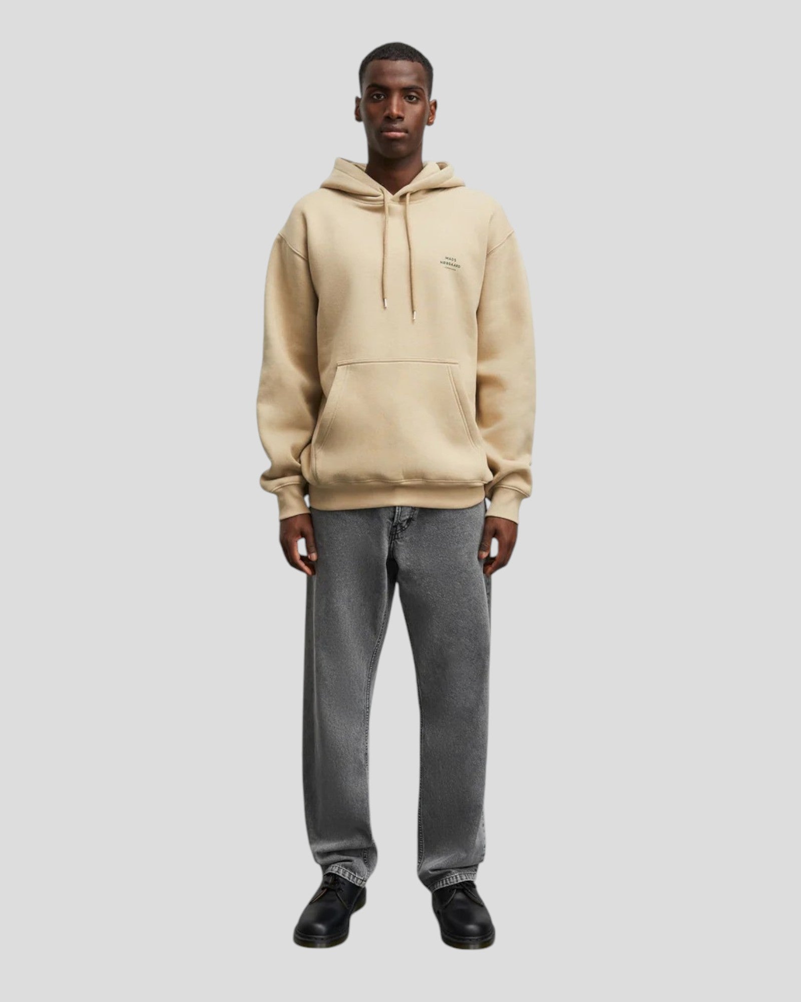 Mads Nørgaard Hoodie Logo Sweat i Trench Coat – en stilet og afslappet hoodie i Trench Coat farve, med diskret logo og blød bomuldsjersey for maksimal komfort.