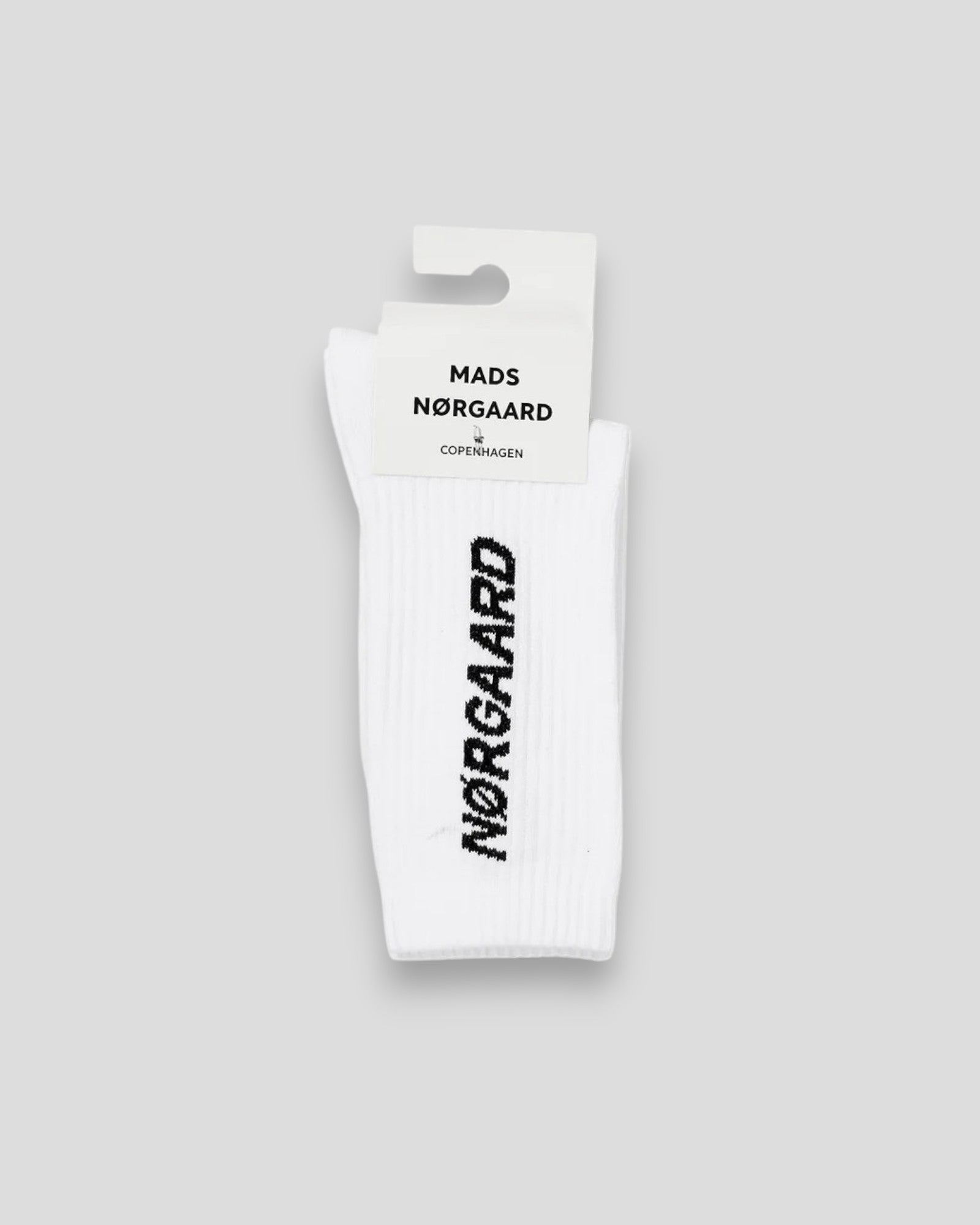 Mads Nørgaard Classic Tennis Sock i White – en komfortabel og stilfuld hvid strømpe, ideel til at fuldende ethvert casual look.