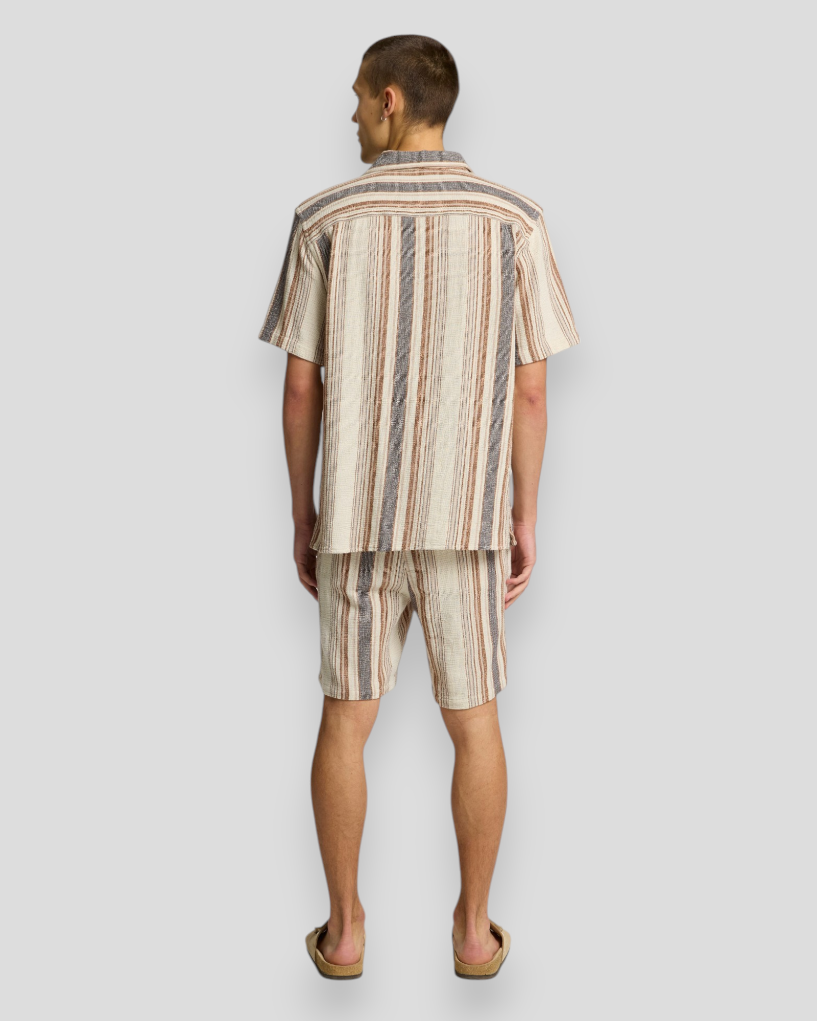 Kortærmet sommerskjorte fra SELECTED HOMME – Relax-Sal i stribet design, ideel til varme dage og afslappet look.