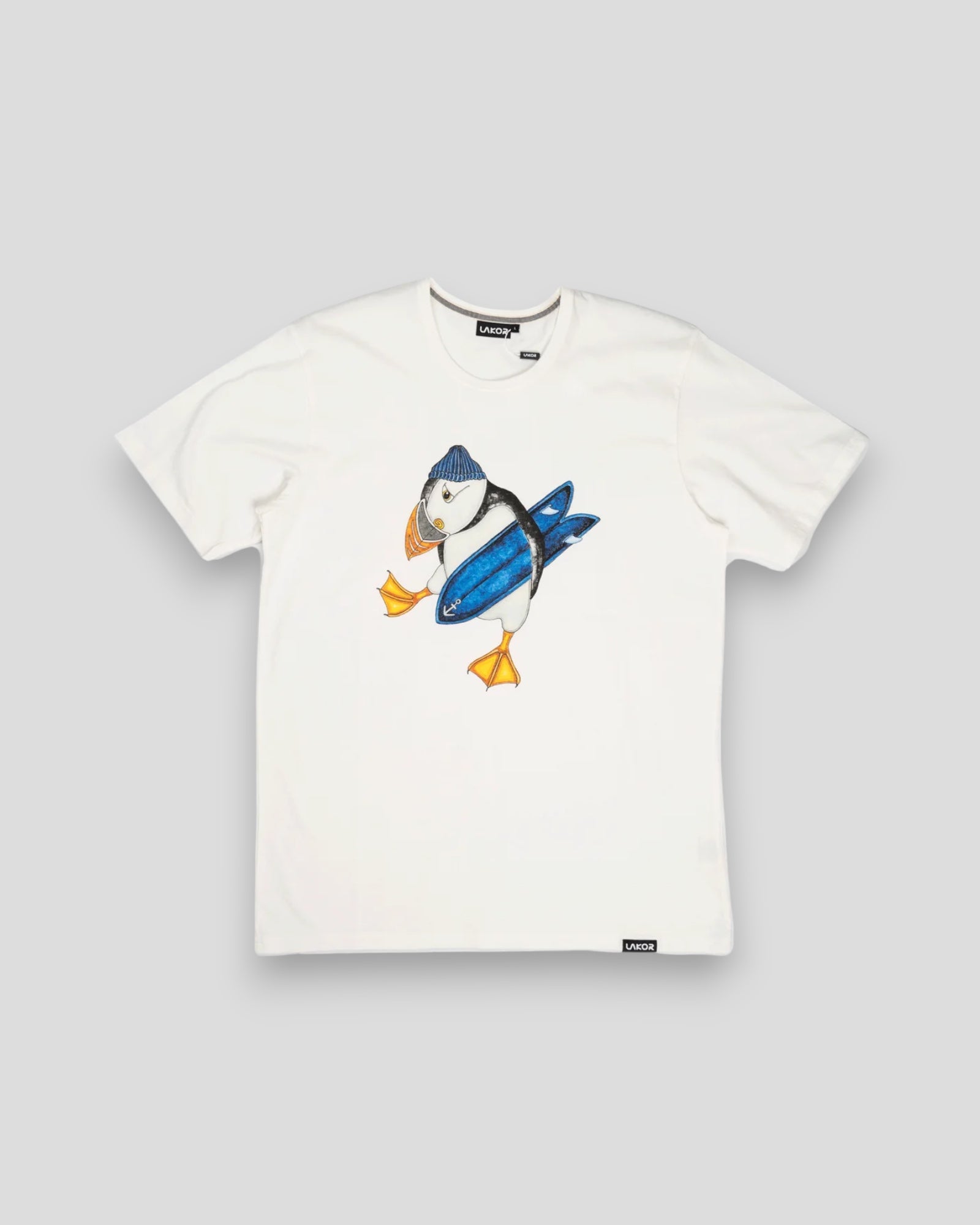 Lakor Soulwear Surf’s Up T-Shirt – hvid herret-shirt med Færøsk lunde og surfboard-grafik. Her set forfra.