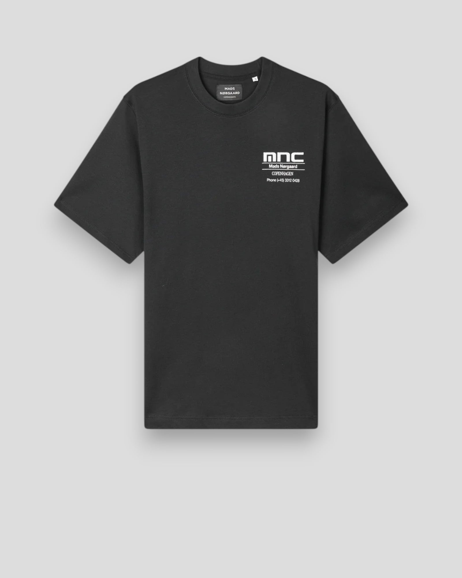 Mads Nørgaard Cotton Jersey Frode MNC Tee i Black – en klassisk sort t-shirt i blød bomuld, perfekt til både afslappede og stilrene outfits.