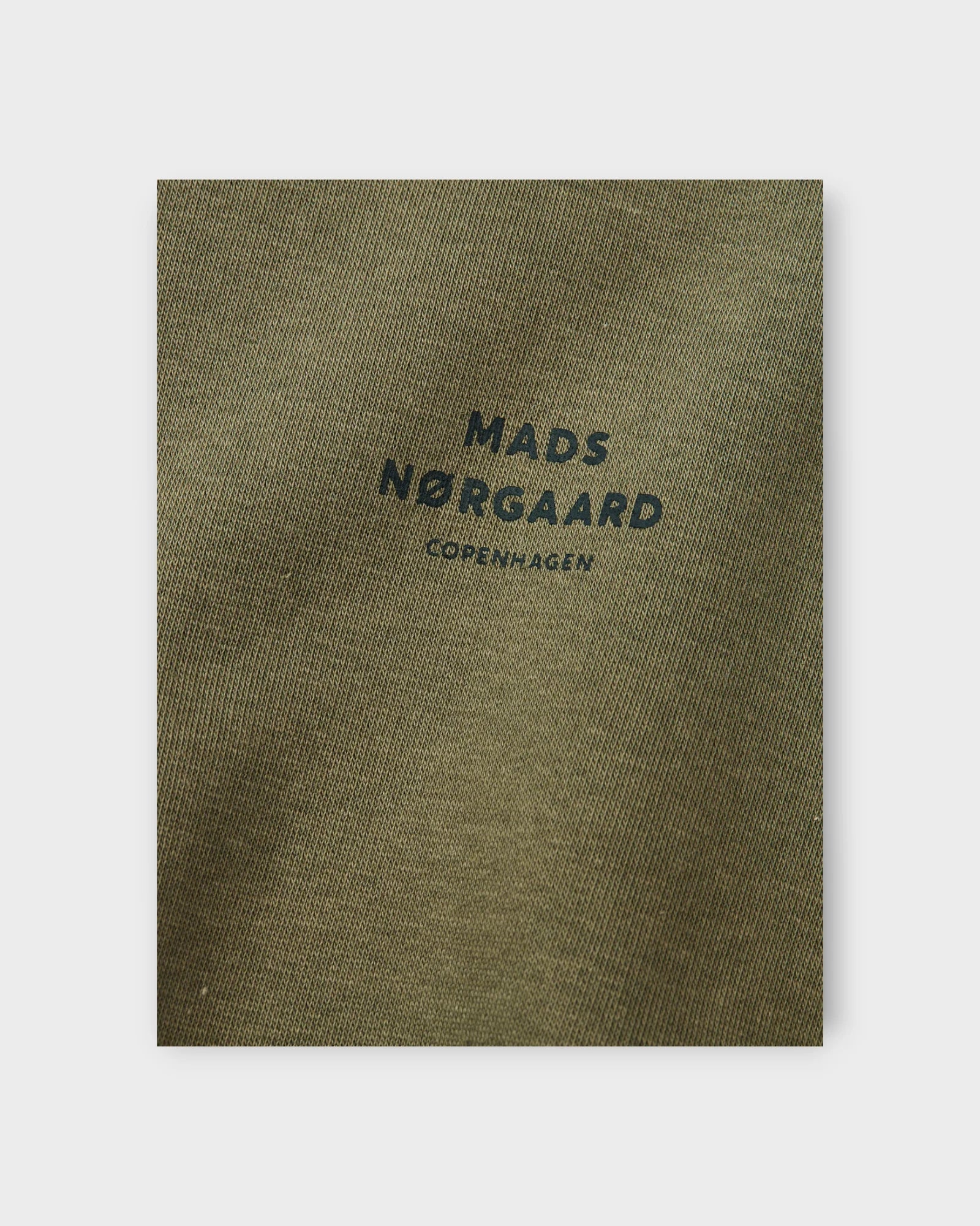 Crew Logo Sweat Bungee Cord - Khaki farvet Mads Nørgaard Herre Sweatshirt. Her ses logoet.