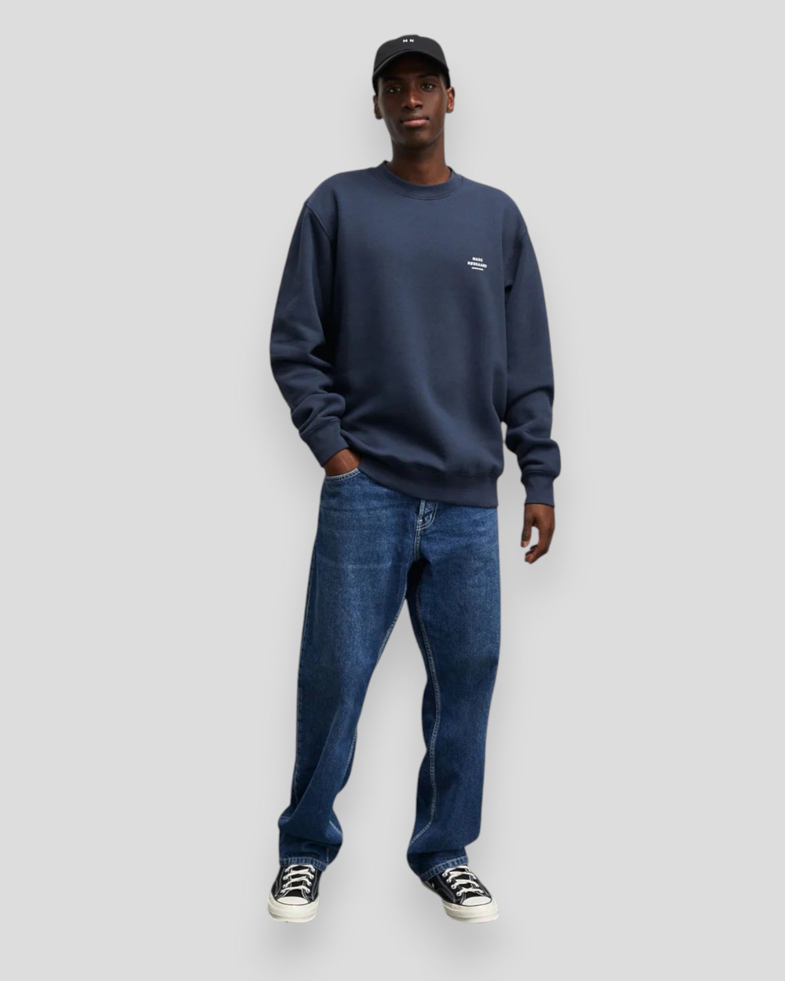 Stilren og komfortabel sweatshirt fra Mads Nørgaard i Parisian Night – perfekt til både hverdag og afslappet look.