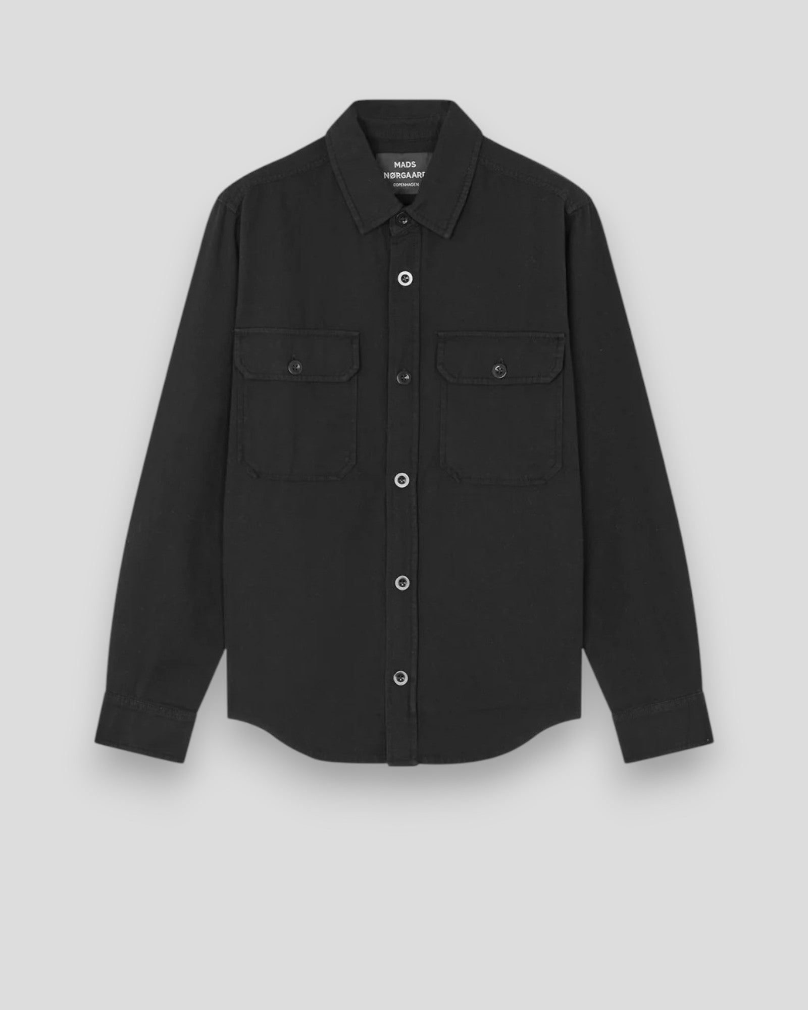 Mads Nørgaard Dyed Canvas Skyler Shirt i Black – en stilfuld skjorte i sort canvas, perfekt til både afslappede og opklædte looks.