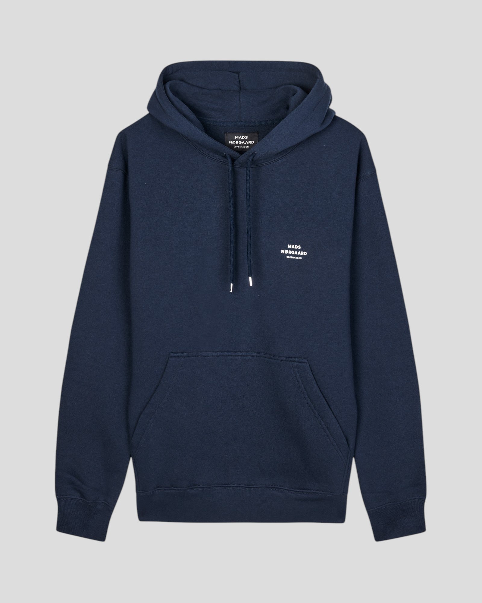 Mads Nørgaard Hoodie Logo Sweat i Parisian Night – en stilfuld hoodie i en dyb Parisian Night farve med diskret logo, perfekt til både komfort og hverdagsstil.