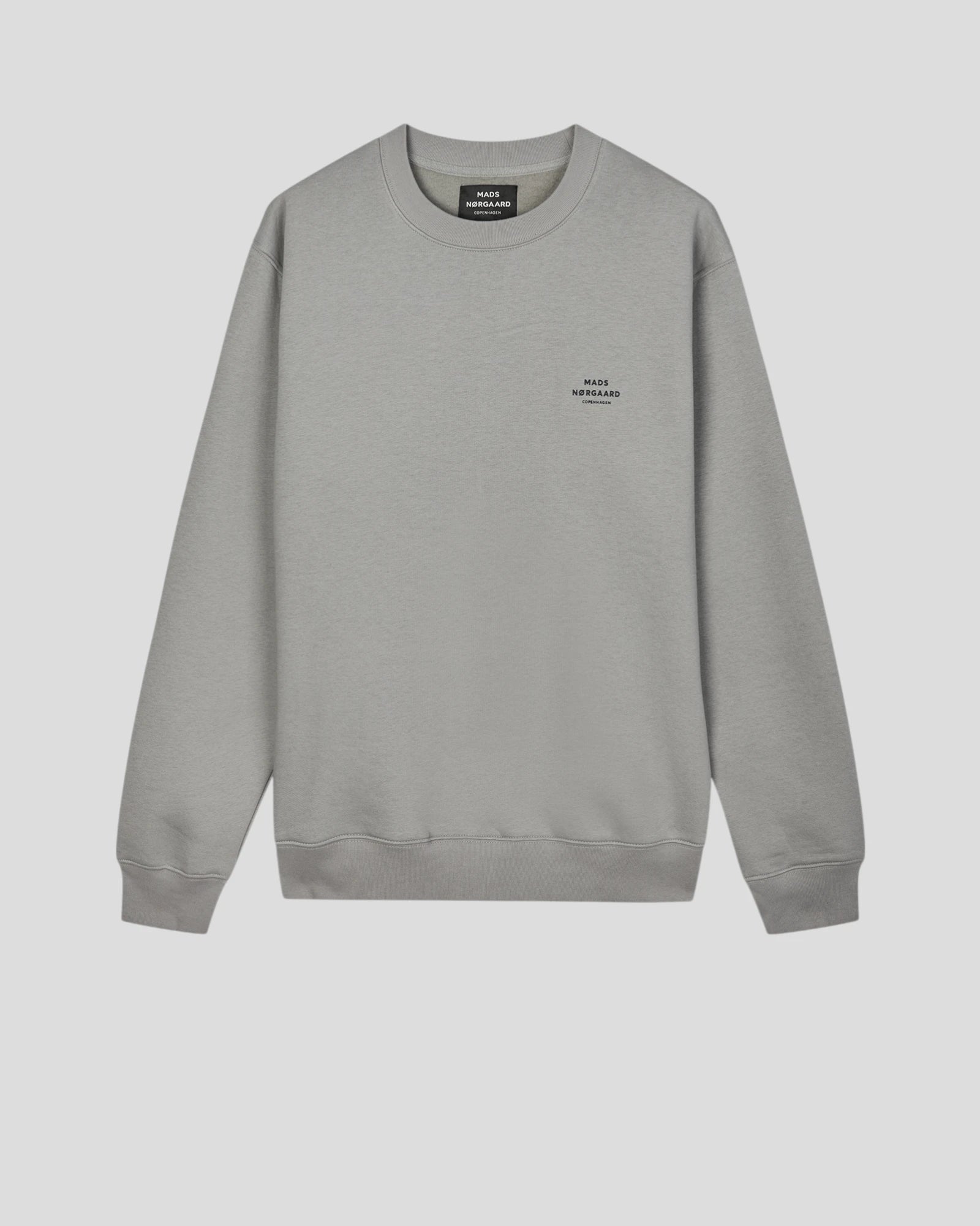 Mads Nørgaard Crew Logo Sweat i Moon Mist – komfortabel sweatshirt i Moon Mist farve med diskret logo, perfekt til både afslappede og opklædte looks.