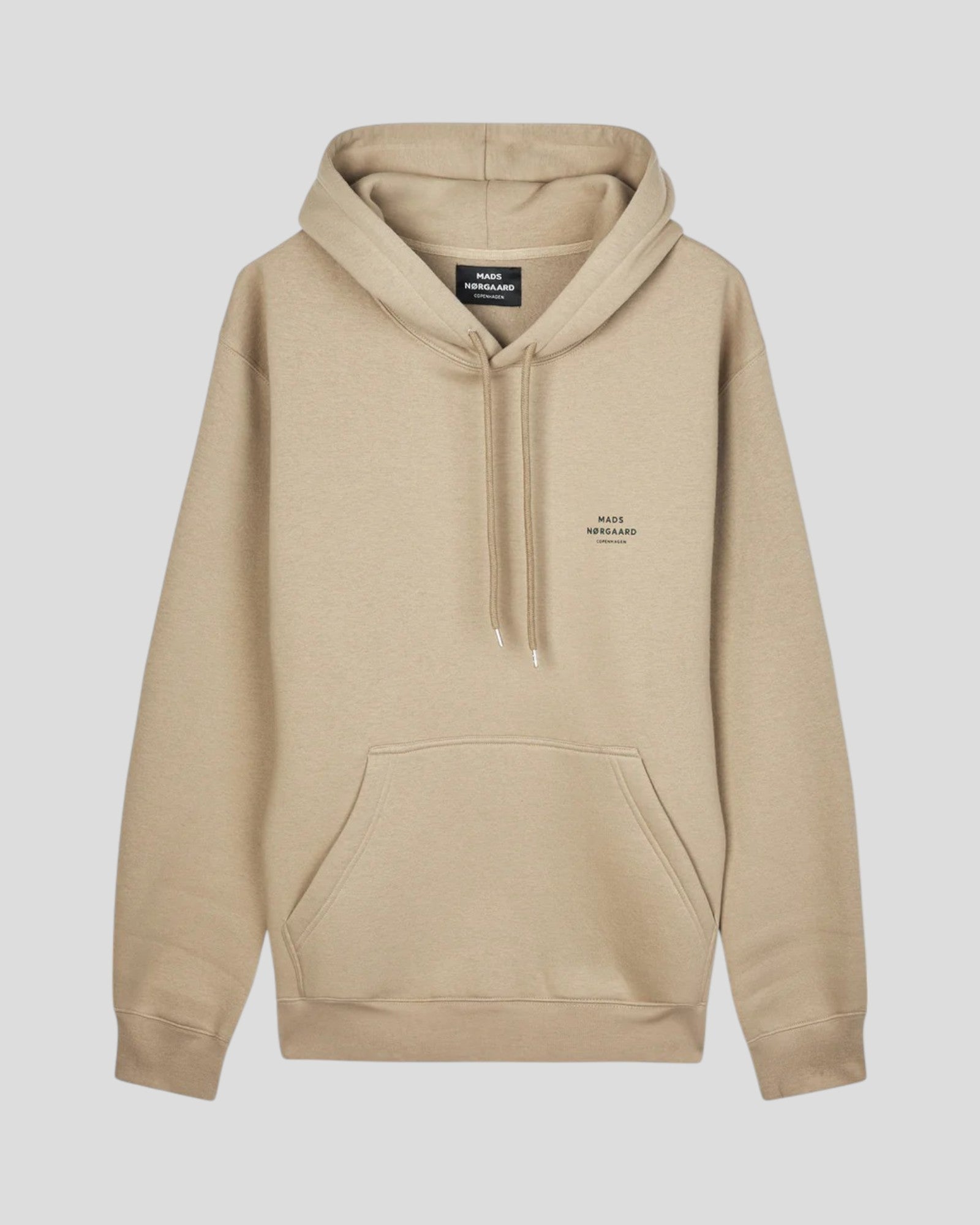 Mads Nørgaard Hoodie Logo Sweat i Trench Coat – en komfortabel hoodie i en klassisk Trench Coat farve med logo-detalje, ideel til både afslappede og opklædte looks.